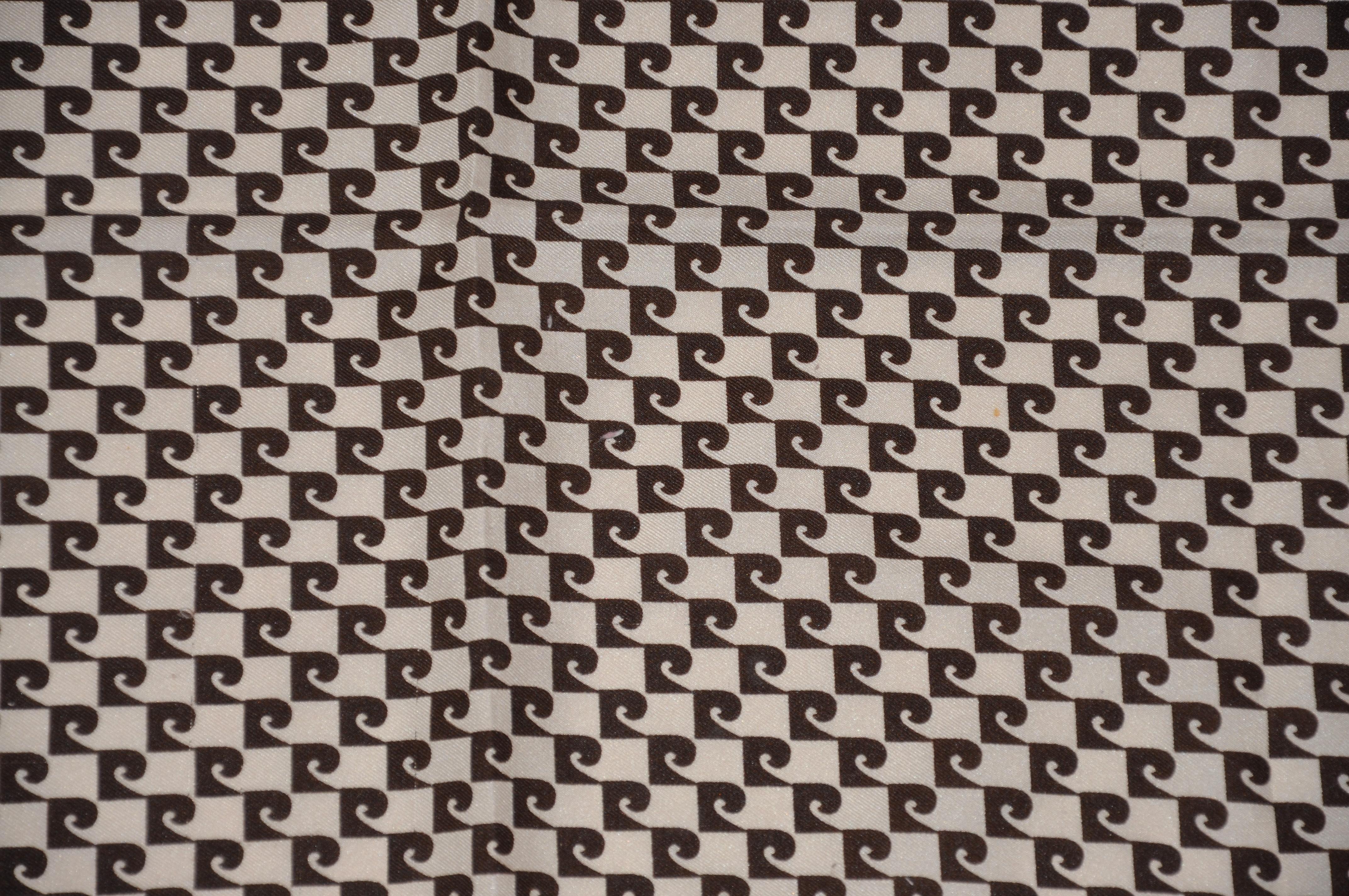        L'écharpe en acétate Pierre Cardin Signature Coco-Brown & Cream mesure 26 1/2 pouces par 26 1/2 pouces avec des bords finis. Fabriqué en acétate et en Italie. 