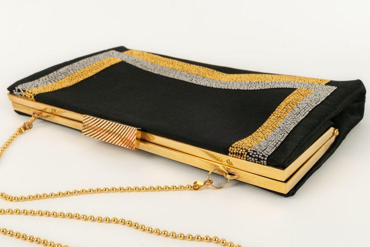 Cardin - Silk clutch embroidered with pearls. Gold-plated metal attributes.

Additional information: 

Dimensions: 
Height: 13 cm, Length: 25 cm, Depth: 3 cm, Handle: 72 cm

Condition: 
Very good condition

Seller Ref number: S168
