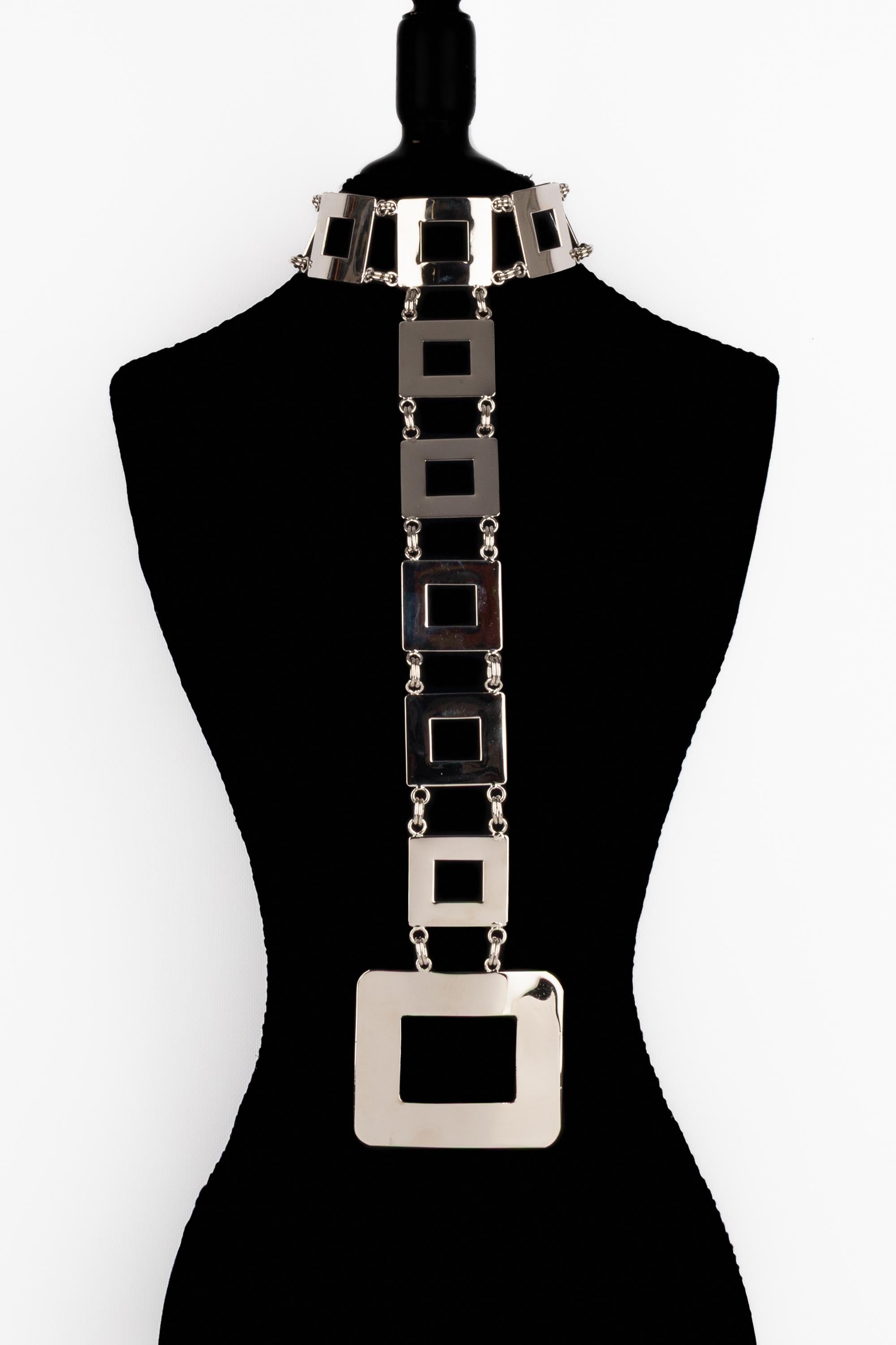 PIERRE CARDIN - (Made in France) Dickey necklace composed of silvery metal plates articulated with each other. Jewelry from the 1960s-1970s. Not signed.

Condition:
Very good condition

Dimensions:
Neck circumference: from 30 cm to 44
