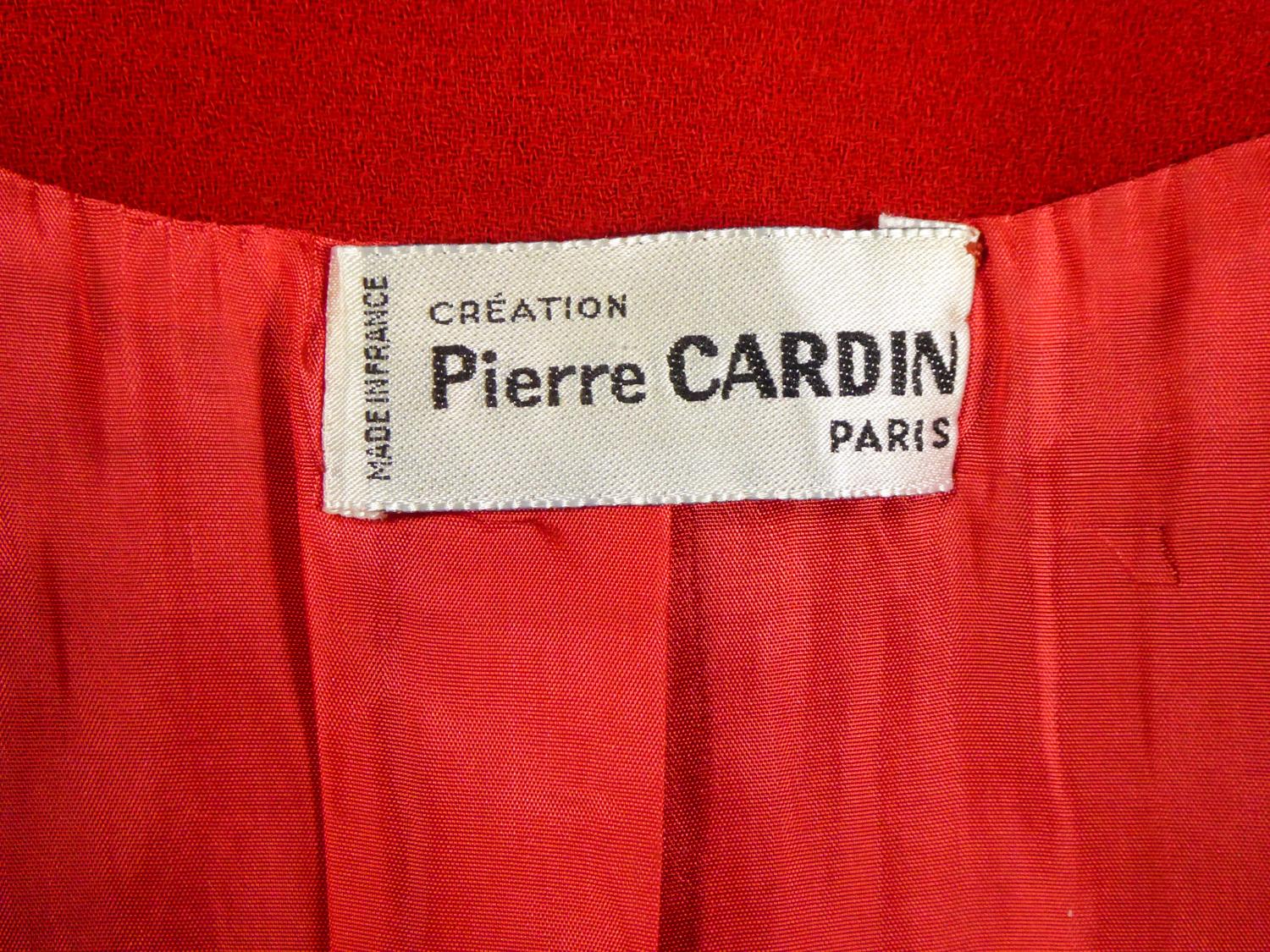 Ein Pierre Cardin-Rockanzug - Frankreich um 1980 (Rot) im Angebot