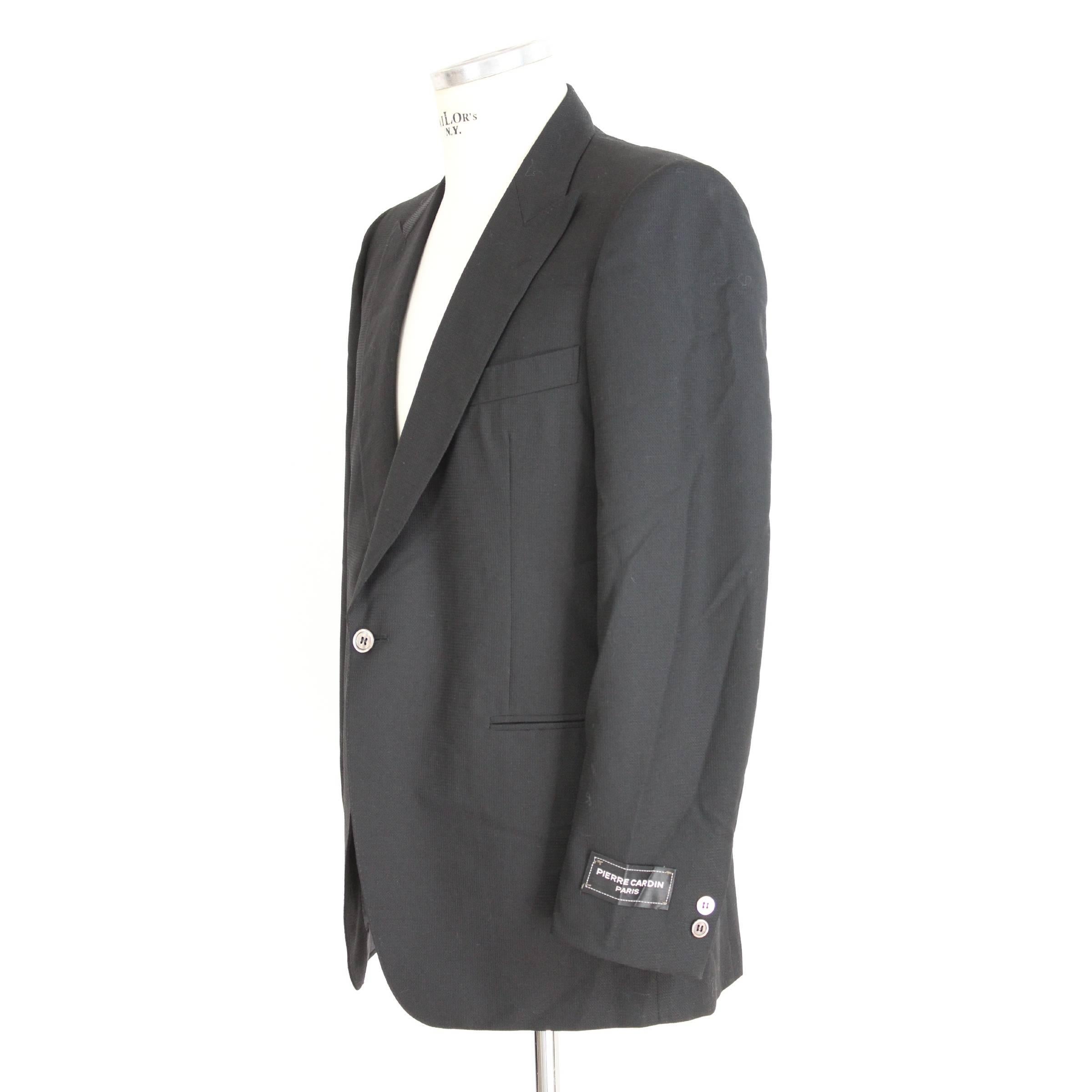 Pierre Cardin men's tuxedo jacket. One button closure with two pockets on the sides and a chest pocket, pique fabric. New without label.

Size 52 It 42 Us 42 Uk

Shoulders: 52 cm
Chest / bust: 53 cm
Sleeves: 62 cm
Length: 84 cm

Black