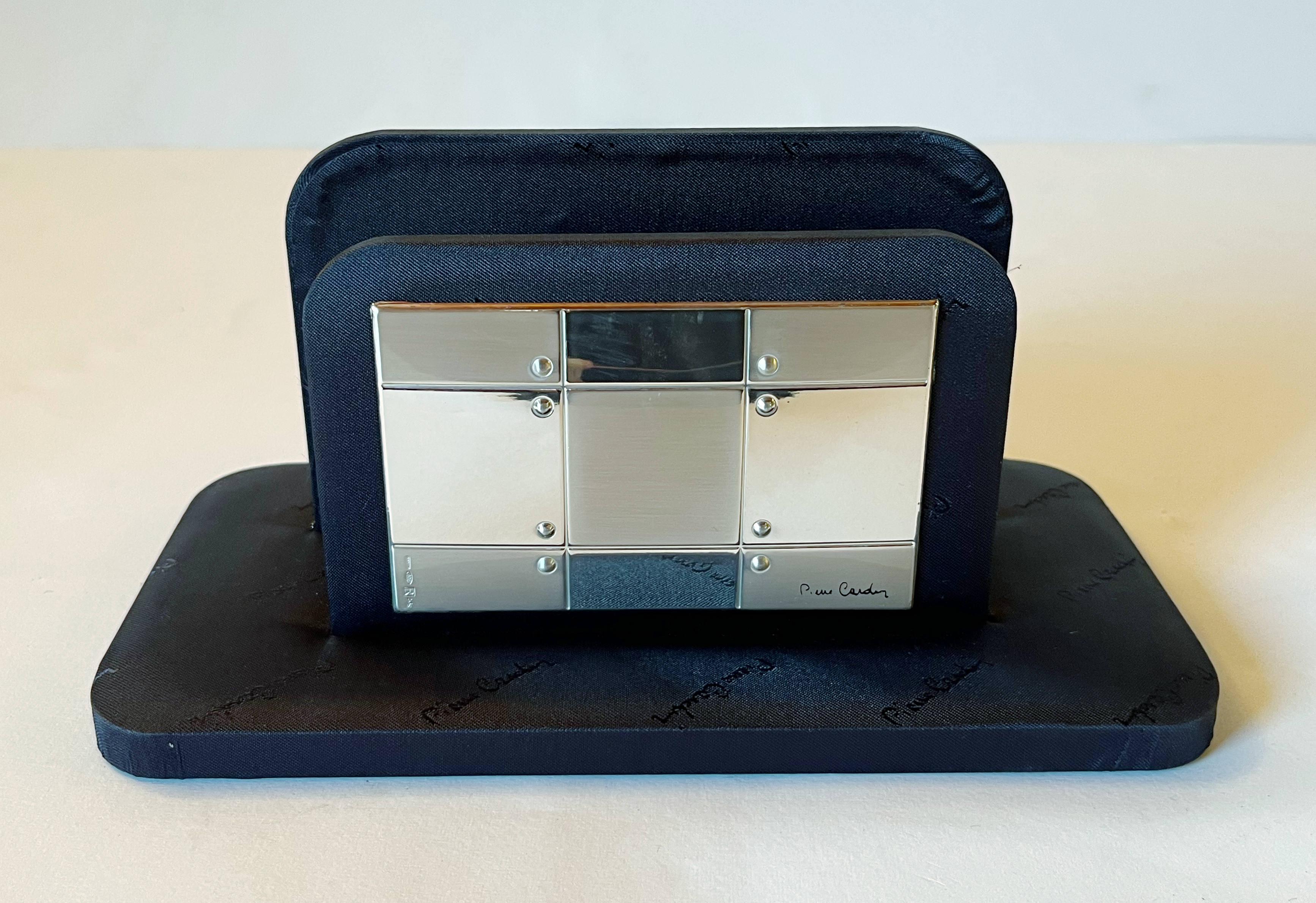 Pierre Cardin portacarte imbottito blu scuro con argento sterling / made in France
Marchio originale sulla parte anteriore
Lunghezza: 9 pollici / Larghezza: 4,5 pollici / Altezza: 4 pollici
1 disponibile in magazzino in Italia
Riferimento ordine: