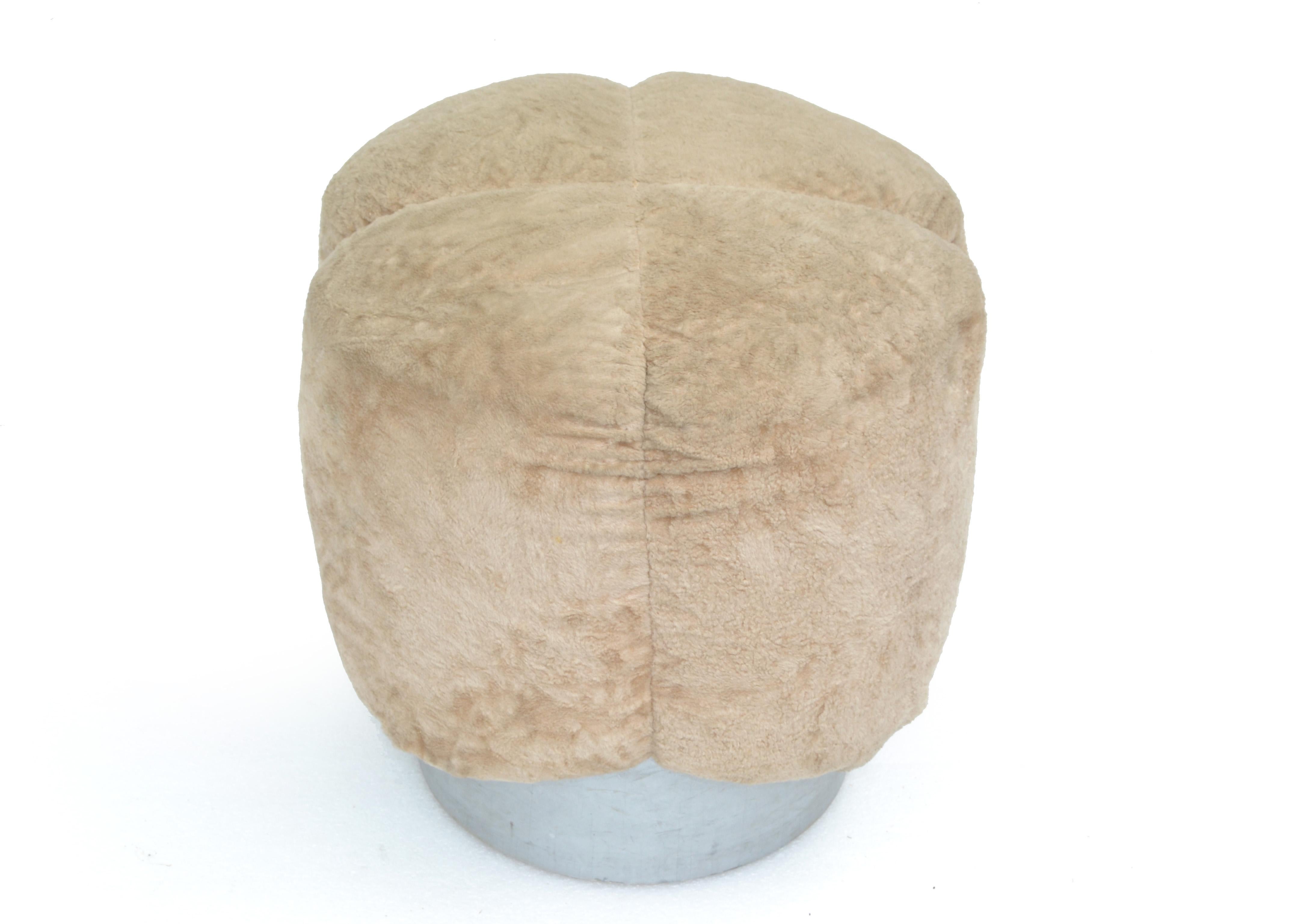 Pierre Cardin style Mid-Century Modern round stool, ottoman or Pouf in the Space Age Design.
Round wood base in silver finish and with Teddy Plush upholstery.
In all good vintage condition and we recommend to have it restored.
Top diameter