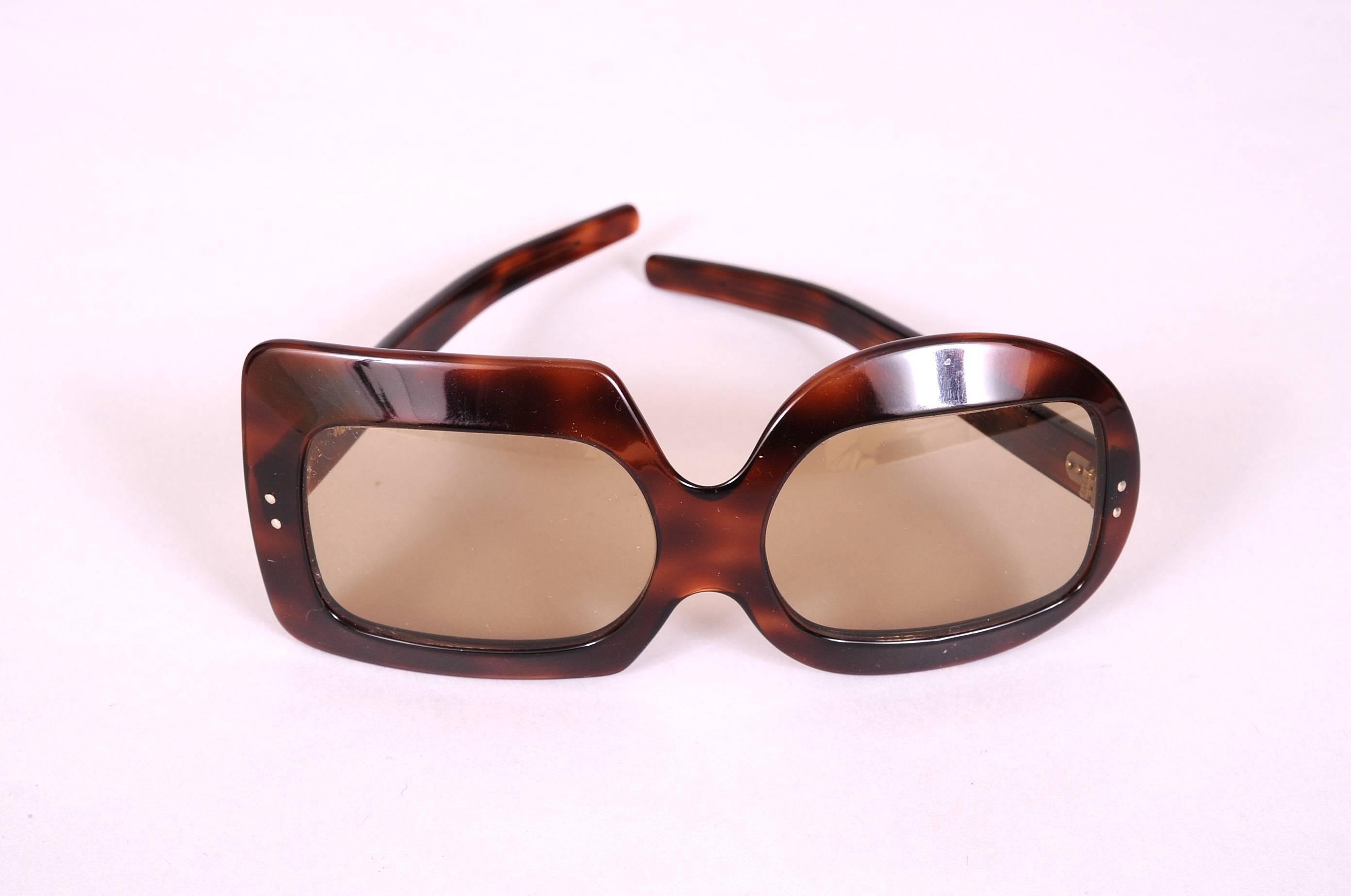 This witty pair of tortoise shell patterned sunglasses from Pierre Cardin has one square side and one round side.
They are in excellent condition.
Measurements;
Height 2.5