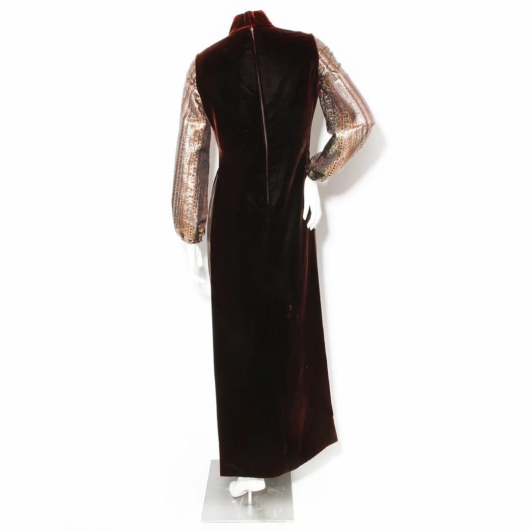 Robe droite à double épaisseur Pierre Cardin 
Vintage 
Circa 1960's 
Tunique sans manches en velours de Bourgogne 
Robe en lurex doré sous la tunique 
Imprimé géométrique mélangé à un imprimé 