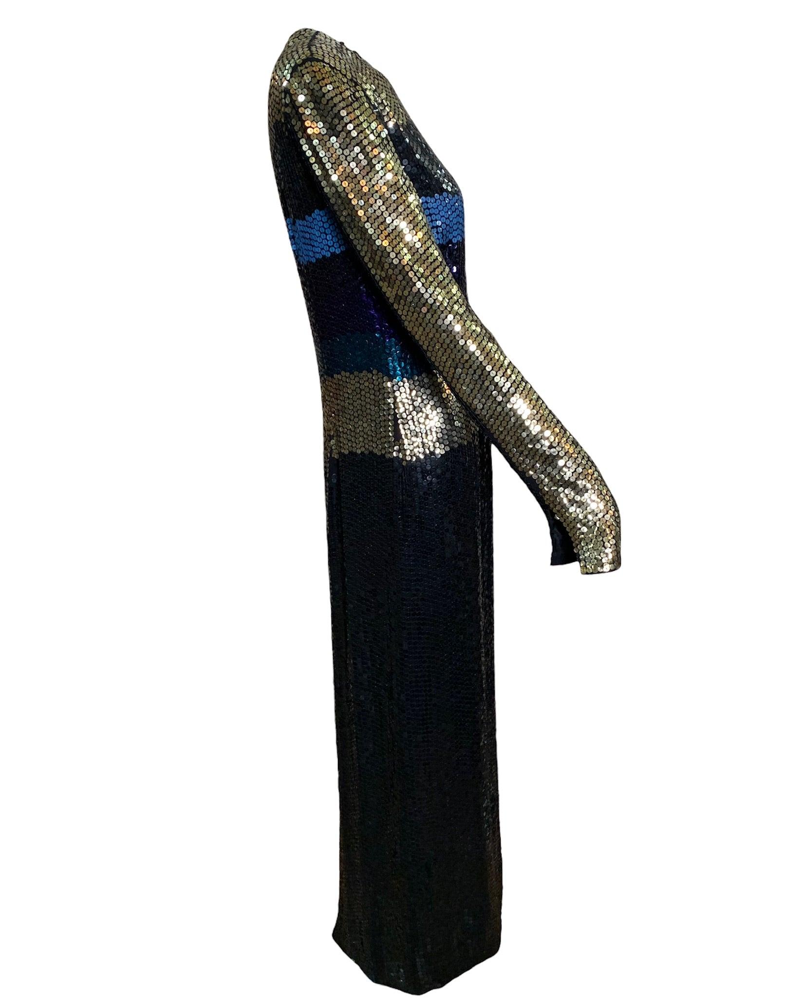 Robe non étiquetée mais vérifiée de Pierre Cardin, vers les années 1960.  Fourreau à manches longues et col montant, recouvert de paillettes plates dans un motif rayé sur la partie supérieure. Rayures bleues, violettes et vertes, avec des manches