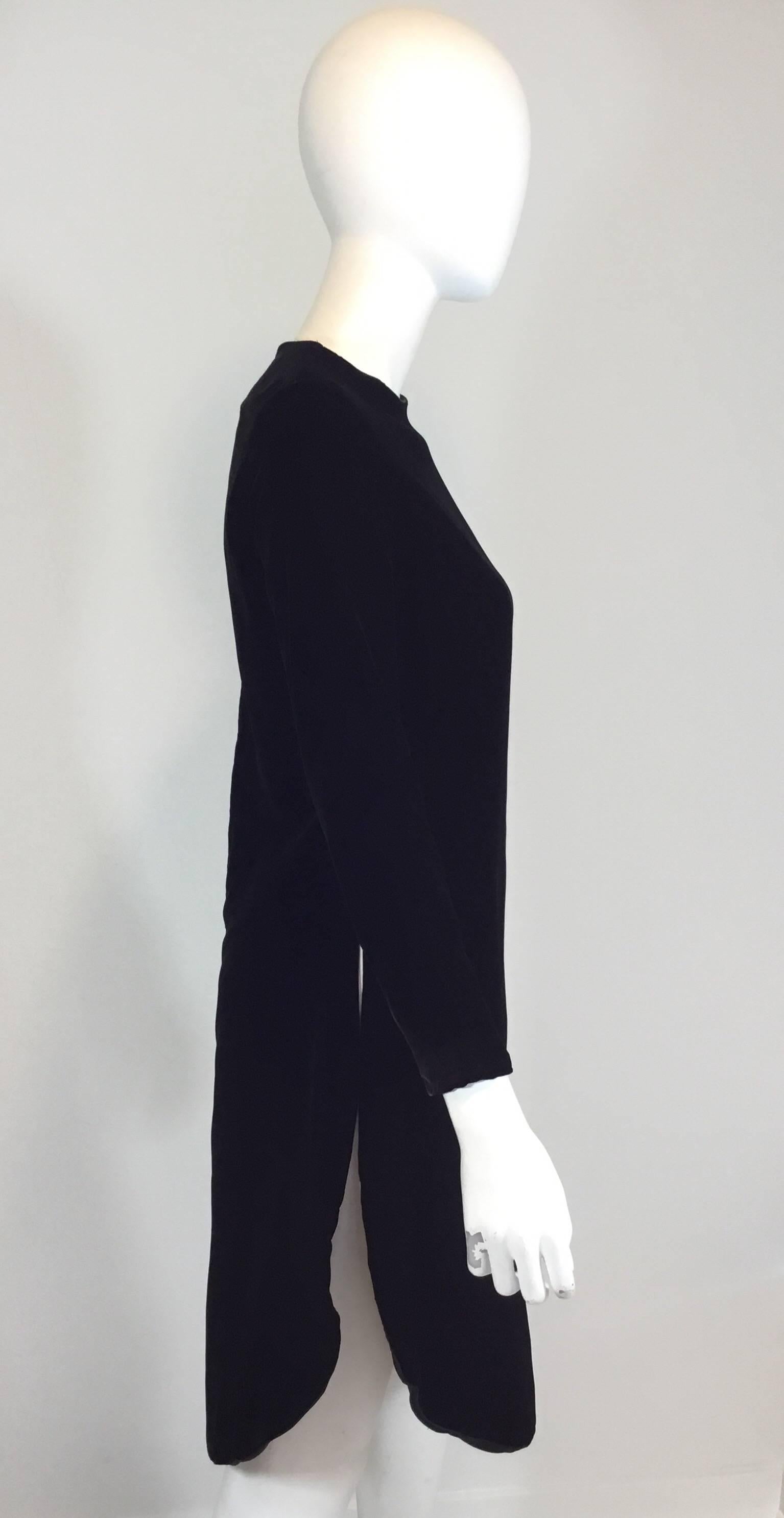 Robe tunique vintage Pierre Cardin en velours noir avec des fentes hautes sur les côtés et un ourlet arrondi. Fermeture à glissière au dos. La robe est entièrement doublée.

buste 36''
manches 22''
taille 33''
hanches 38''
longueur 39''