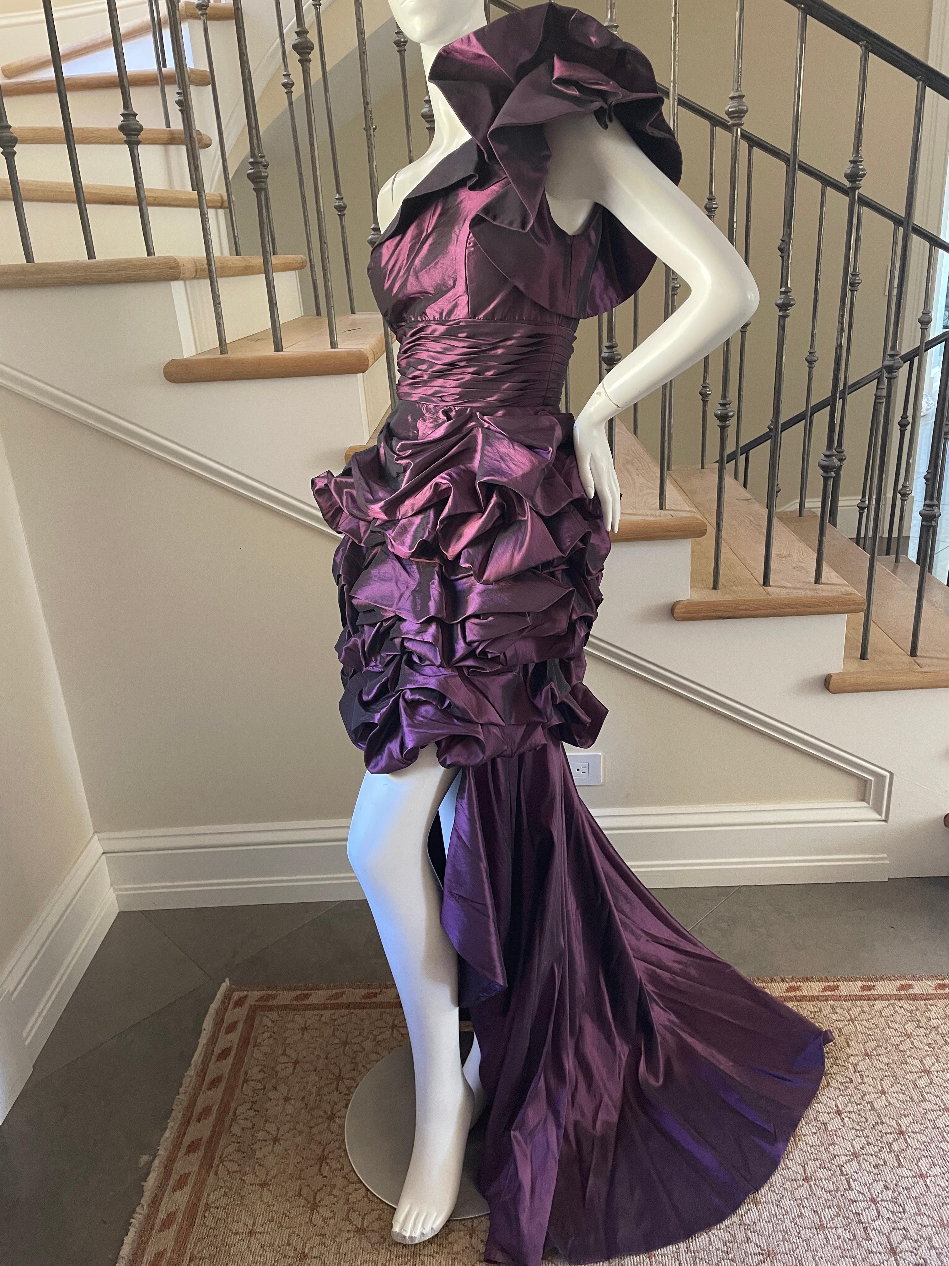 Pierre Cardin Vintage 80's Lila One Shoulder Abendkleid mit abnehmbarer Schleppe. 
Das macht so viel Spaß:: dass der Zug davonfährt. 
 das ist so hübsch:: sieht am lebenden Modell besser aus. 
Größe 42
 Büste 35