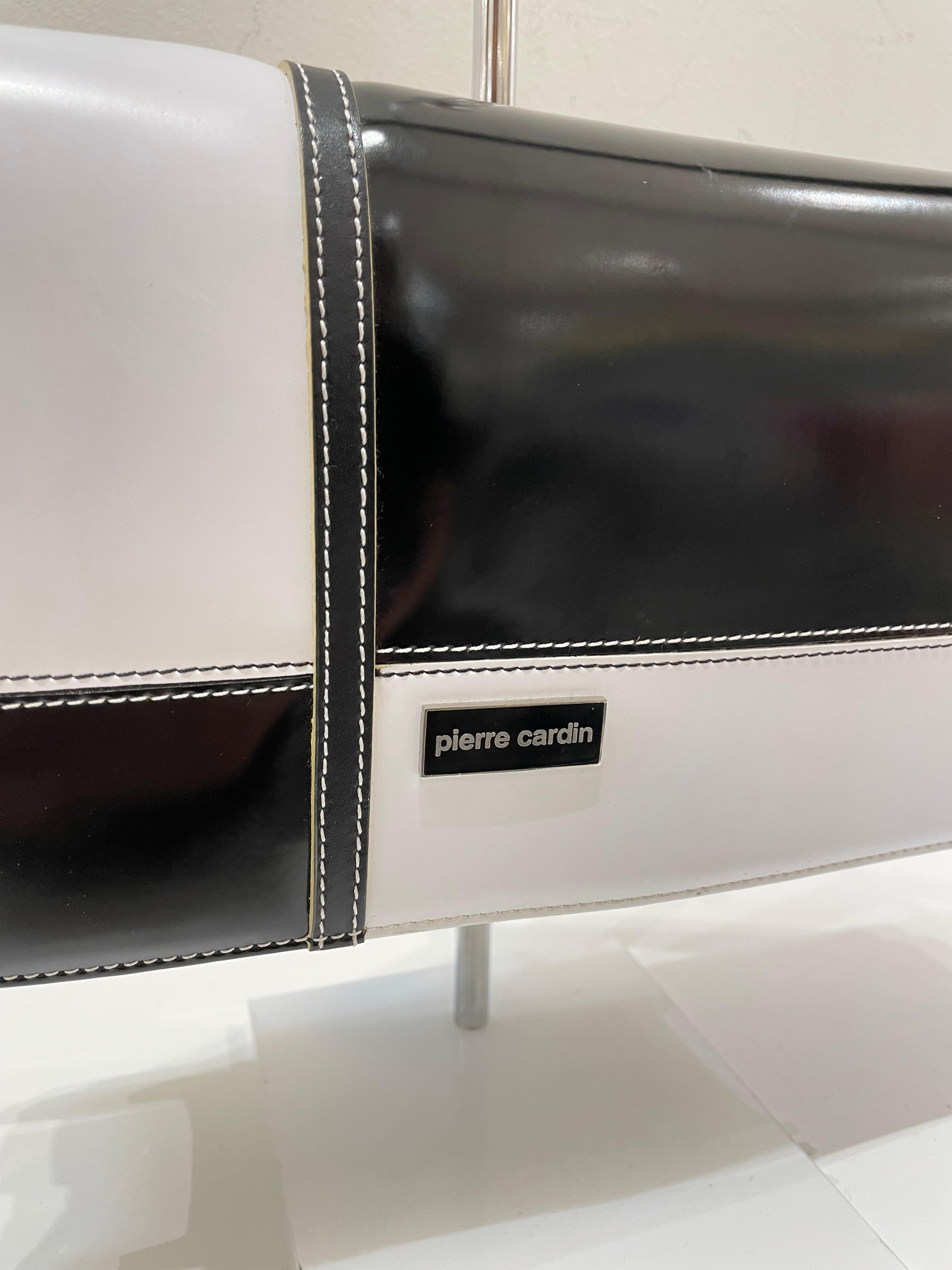 Vintage Pierre Cardin bag white and black in very 70s paint. In perfect condition it has only a small scratch on the side as you can see from the photo. Magnetized button closure.
26 cm wide, 15 cm high, 6 cm deep and 20 cm handle.