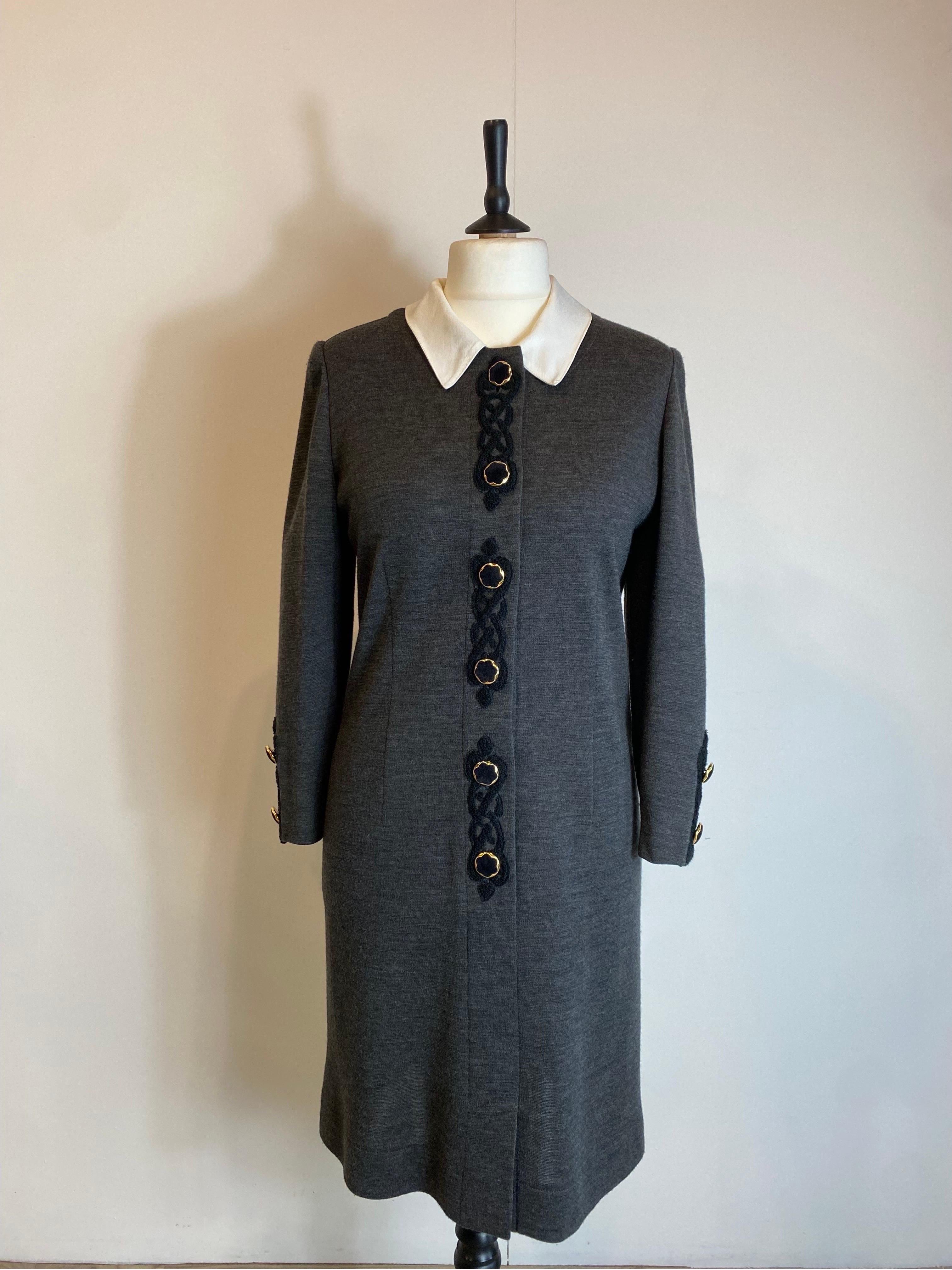 Pierre Cardin dress.
The composition label is missing but we think it is wool with silk collar.
The collar can be removed using the buttons if desired.
Features padded shoulder straps
Very nice buttons.
Italian size 44
Shoulders 44 cm
Bust 50