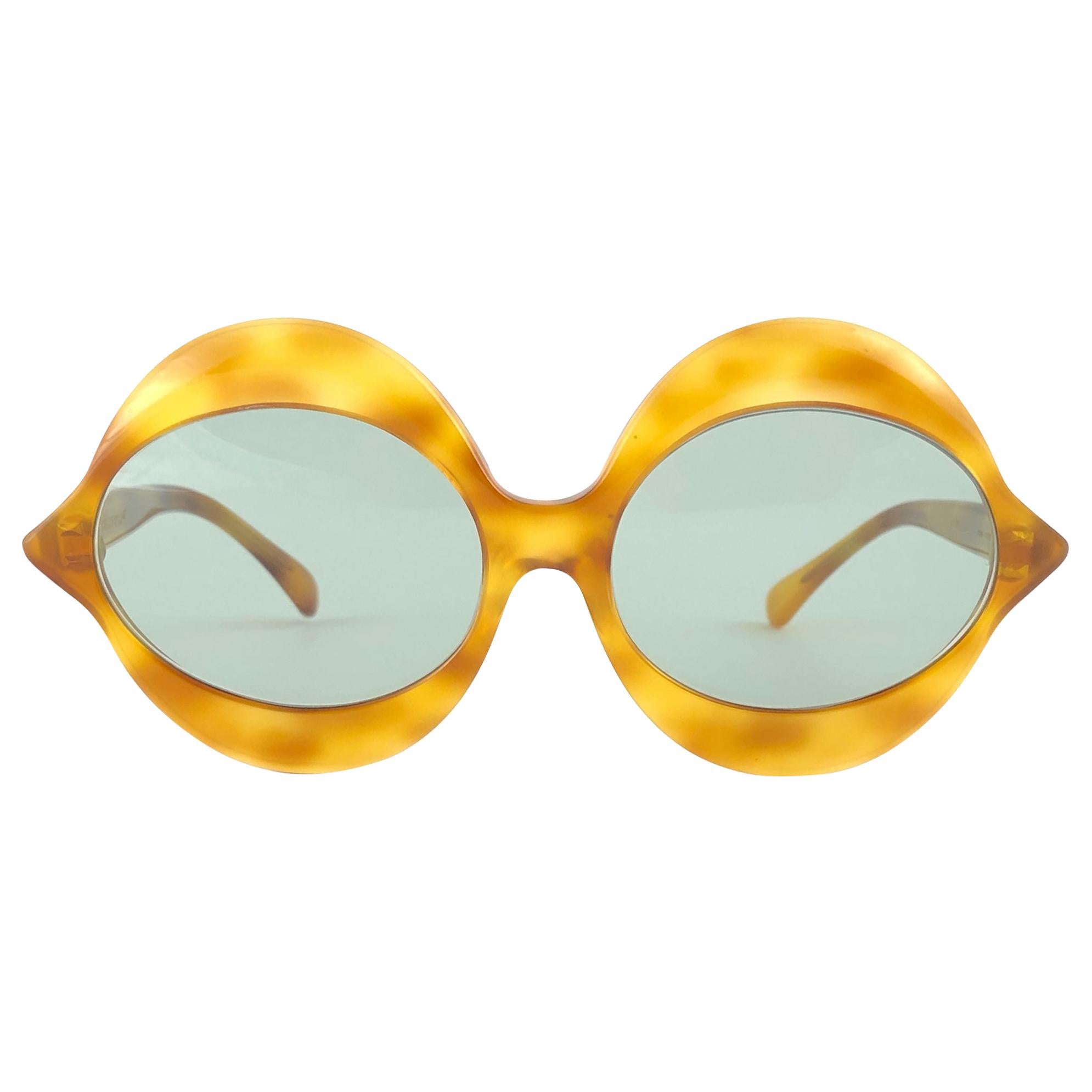 Pierre Cardin: Kiss Medium C18 Vintage-Sonnenbrille, 1960er Jahre  im Angebot