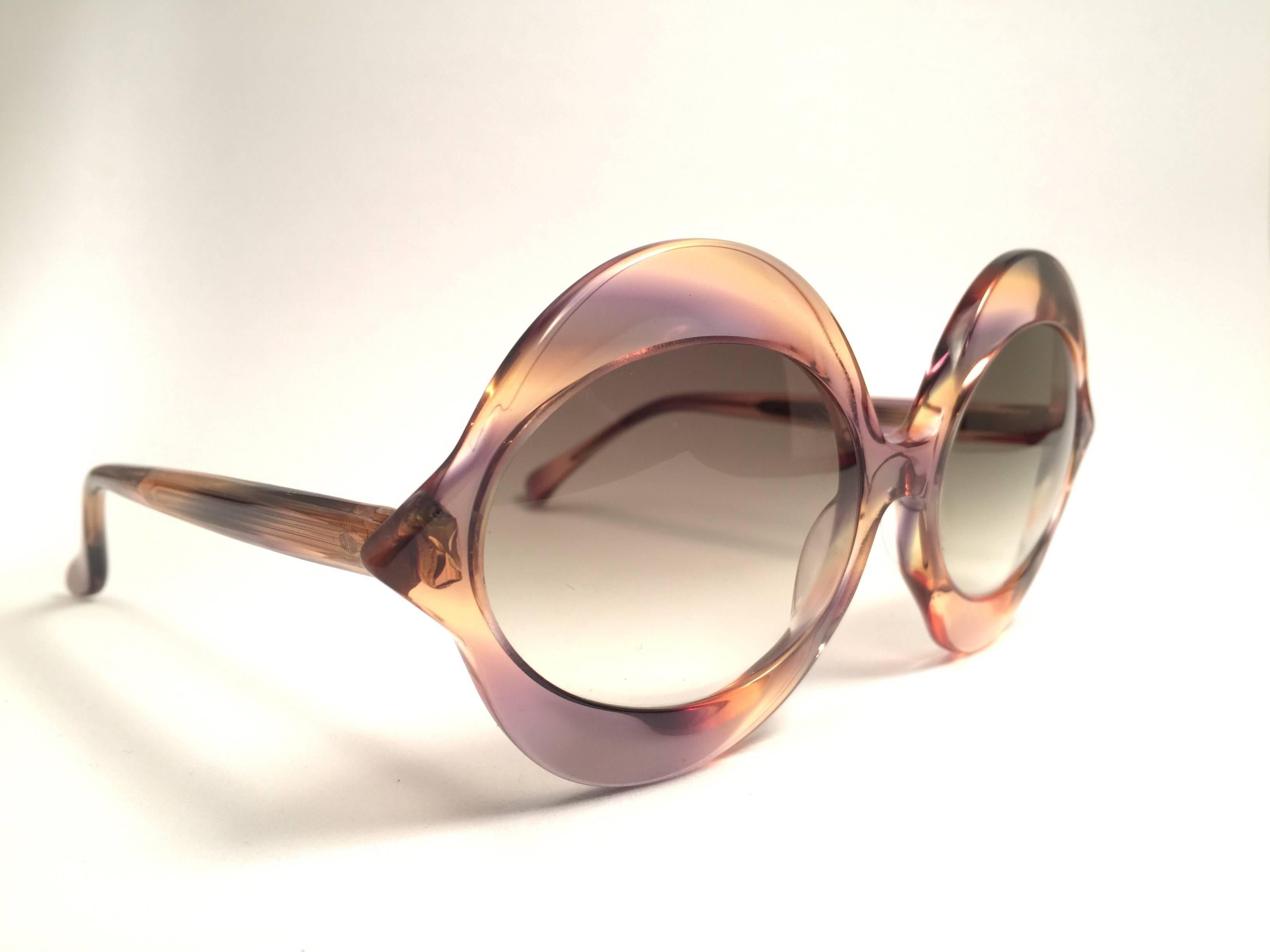 Vintage new Pierre Cardin lips with spotlesslenses Medium size 1960’s . 

Ultra rare design emulating a sleek and provocative pair of lips.  
New, never used or displayed this pair of vintage pierre cardin is a rare and sought after piece not to