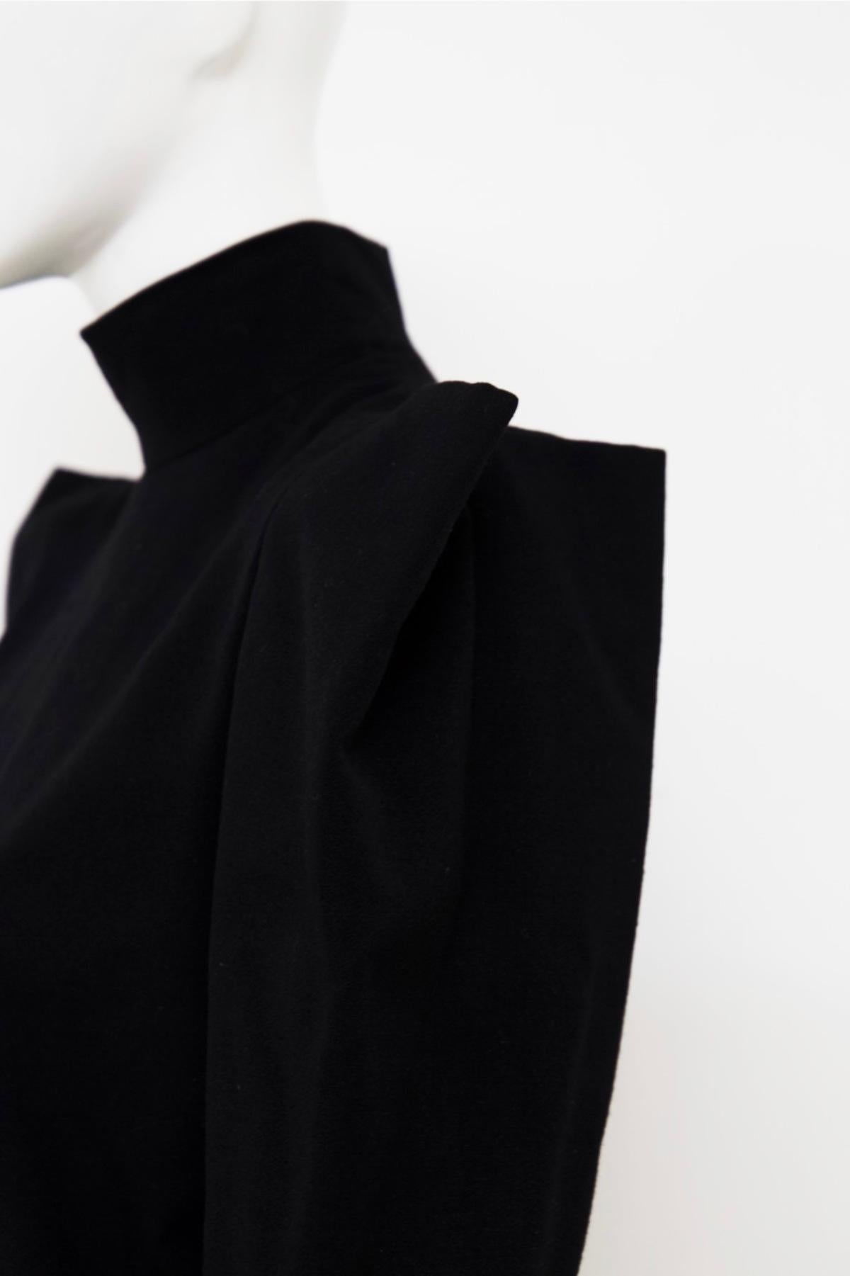 Noir Pierre Cardin - Petite robe noire vintage avec bretelles moulantes en vente