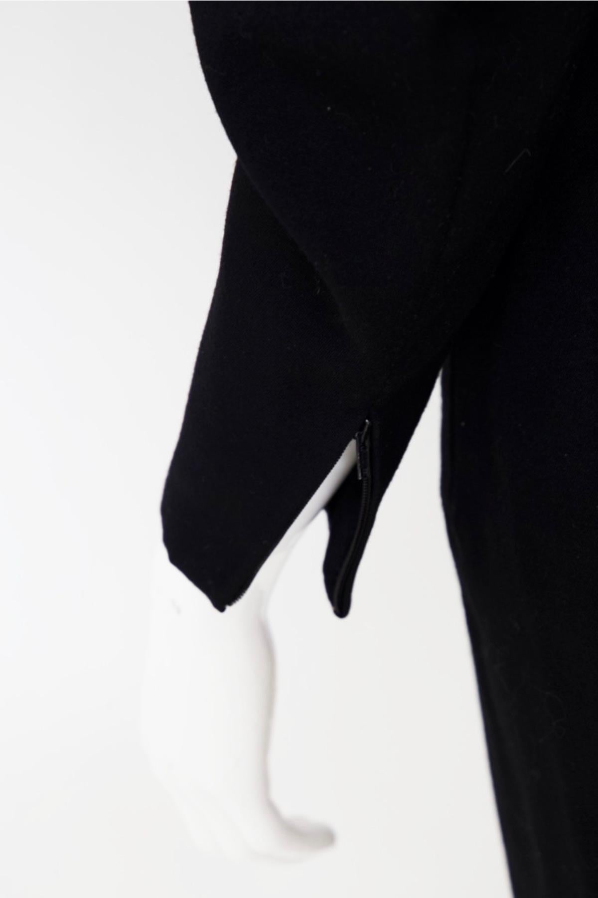 Pierre Cardin - Petite robe noire vintage avec bretelles moulantes Bon état - En vente à Milano, IT