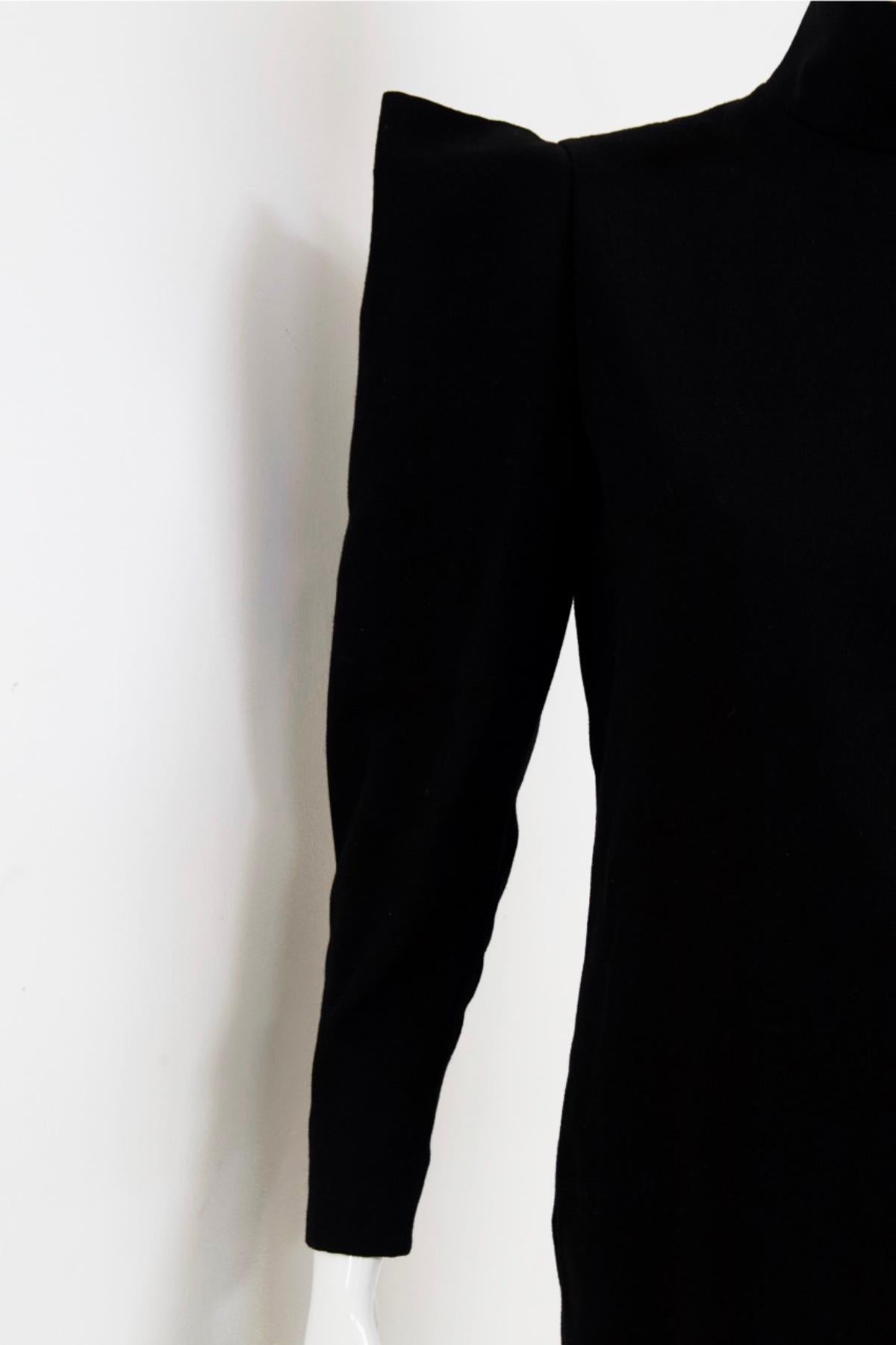Pierre Cardin - Petite robe noire vintage avec bretelles moulantes en vente 2