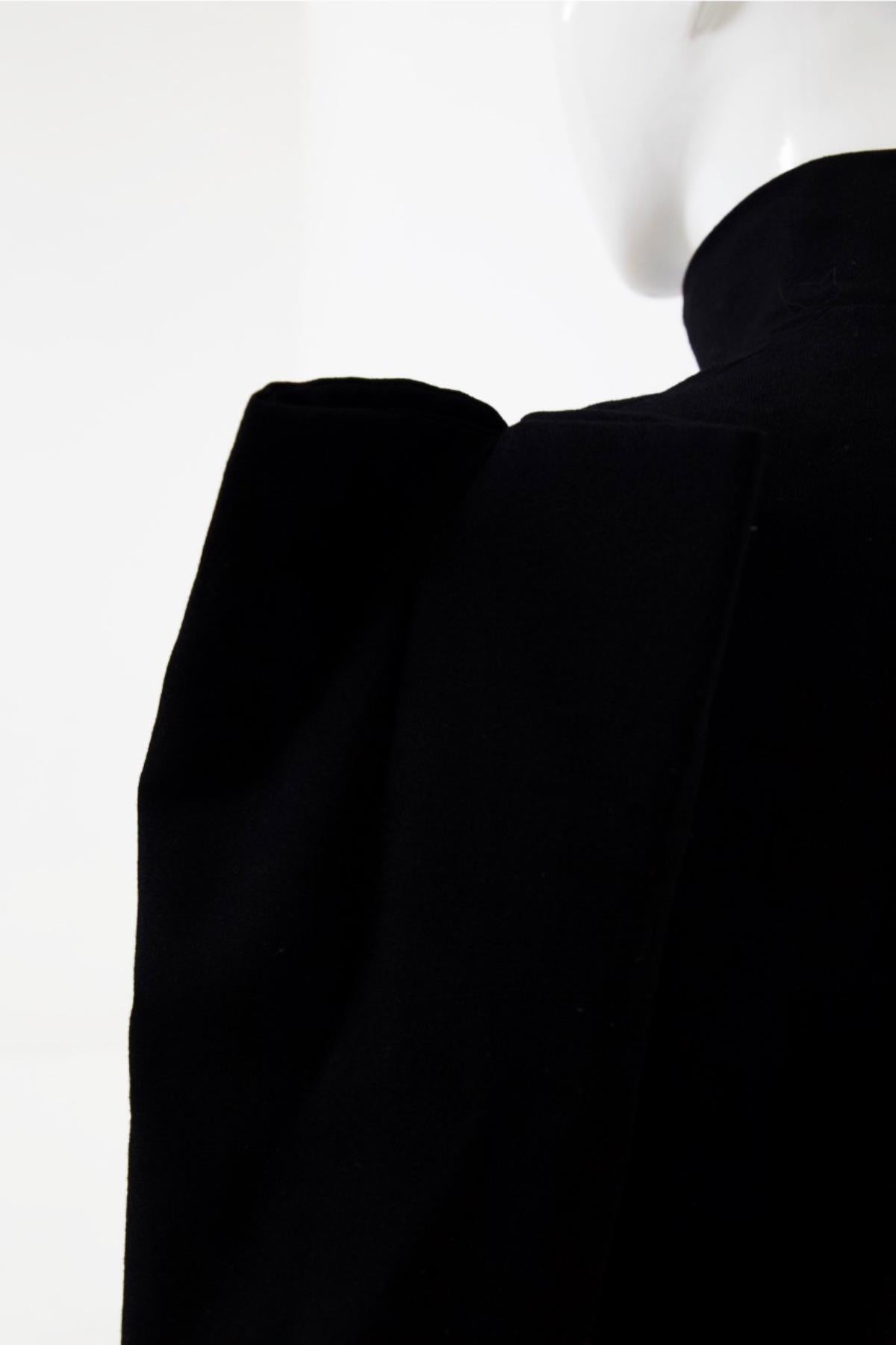 Pierre Cardin - Petite robe noire vintage avec bretelles moulantes en vente 3