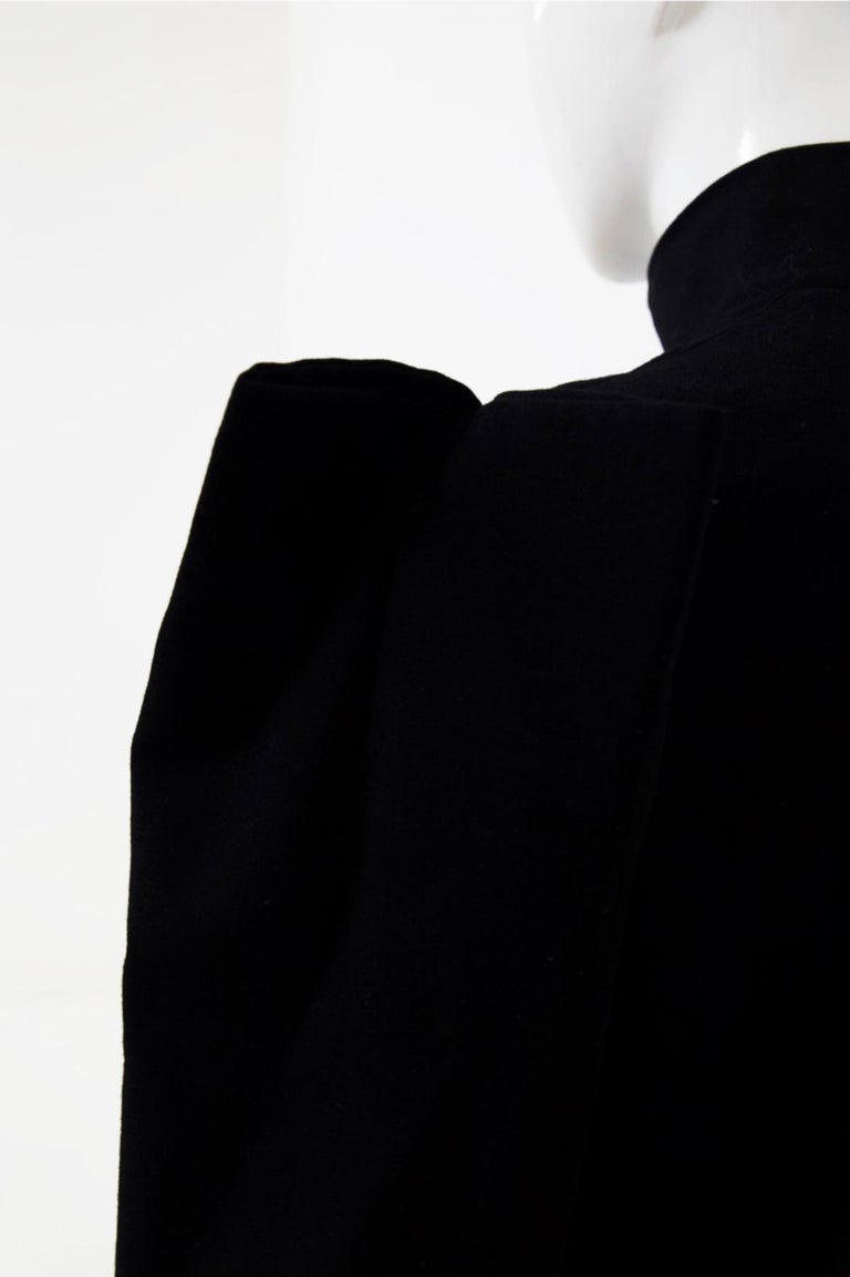 Pierre Cardin - Petite robe noire vintage avec bretelles moulantes En vente  sur 1stDibs