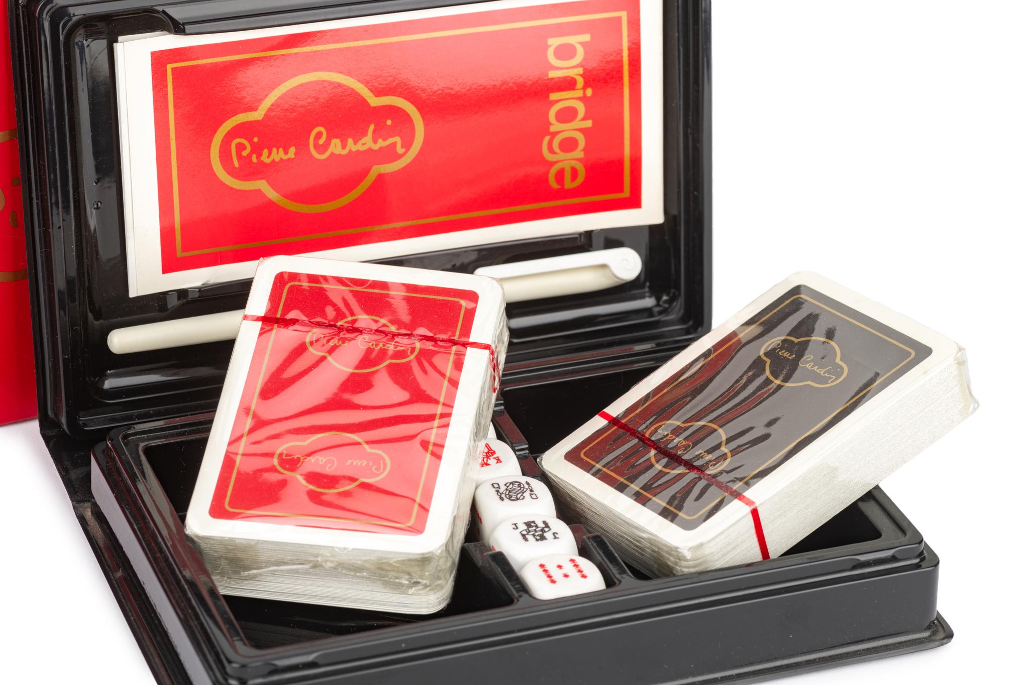 Set de poker vintage Pierre Cardin flambant neuf !
Les cartes à jouer Pierre Cardin sont dotées d'un pelliculage antiadhésif 