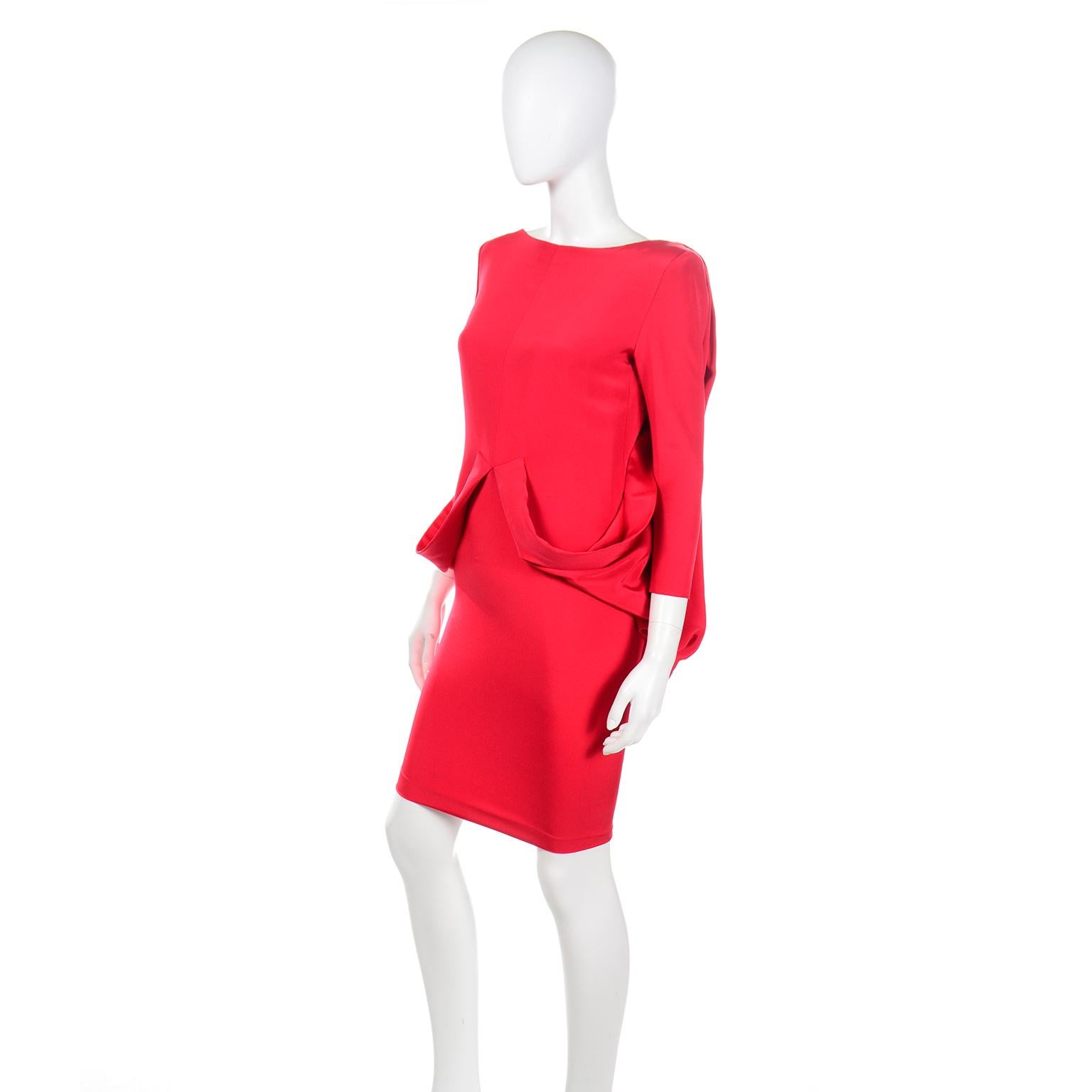 Rouge Pierre Cardin - Robe de soirée vintage drapée en crêpe de soie rouge avec dos plongeant en vente