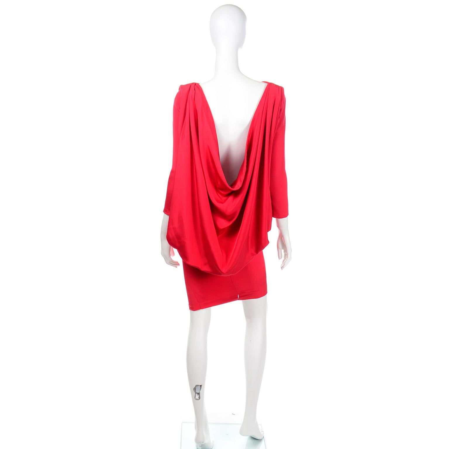 Pierre Cardin - Robe de soirée vintage drapée en crêpe de soie rouge avec dos plongeant en vente 1