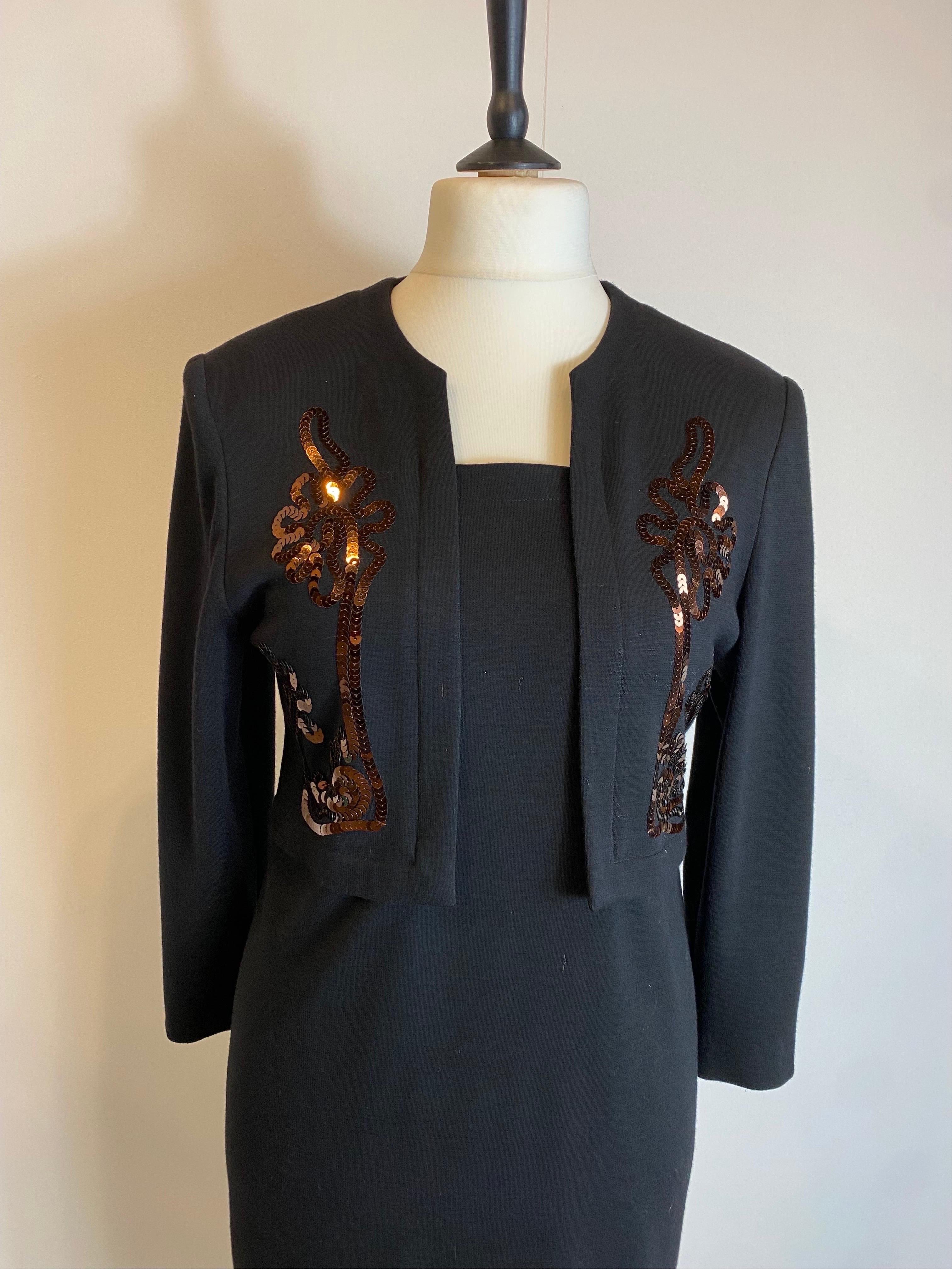 Pierre Cardin Vintage dress.
Composition label missing but we think it is wool with bronze sequins.
Italian size 46.
Shoulders 46 cm
Bust 50 cm
Length 95 cm
Sleeve 55 cm
In good general condition, with signs of normal use and some pulled threads.