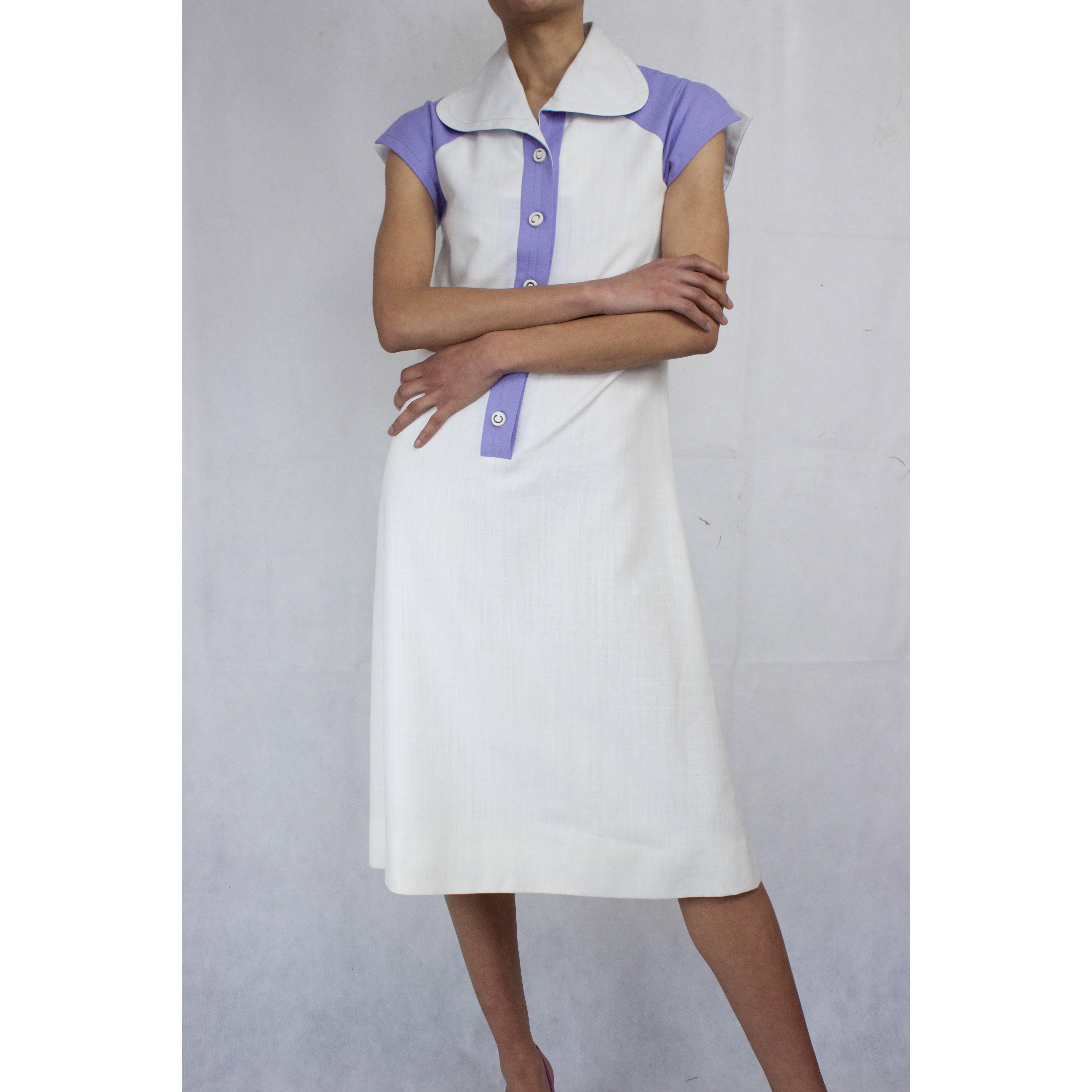 Pierre Cardin white and lilac pattern linen futuristic dress, circa 1960s In Excellent Condition For Sale In London, GB