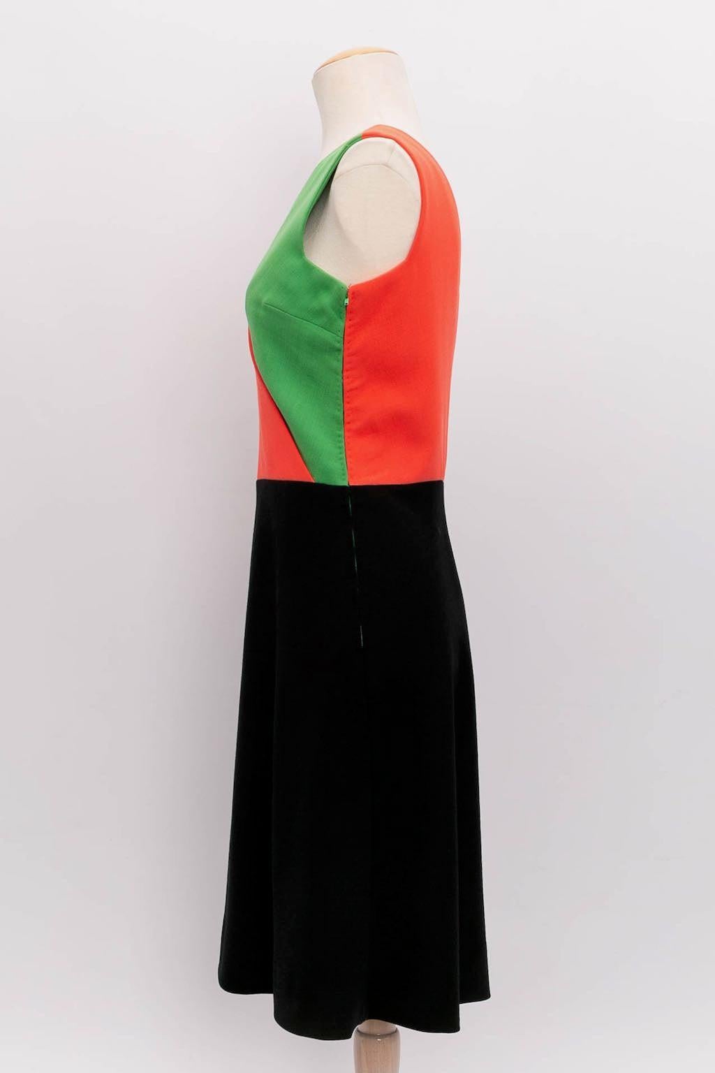 Pierre Cardin - Wool dress Closing with a side zip. No composition or size tag, it fits a size 38FR.

Additional information: 
Dimensions: Bust 45 cm (17.71