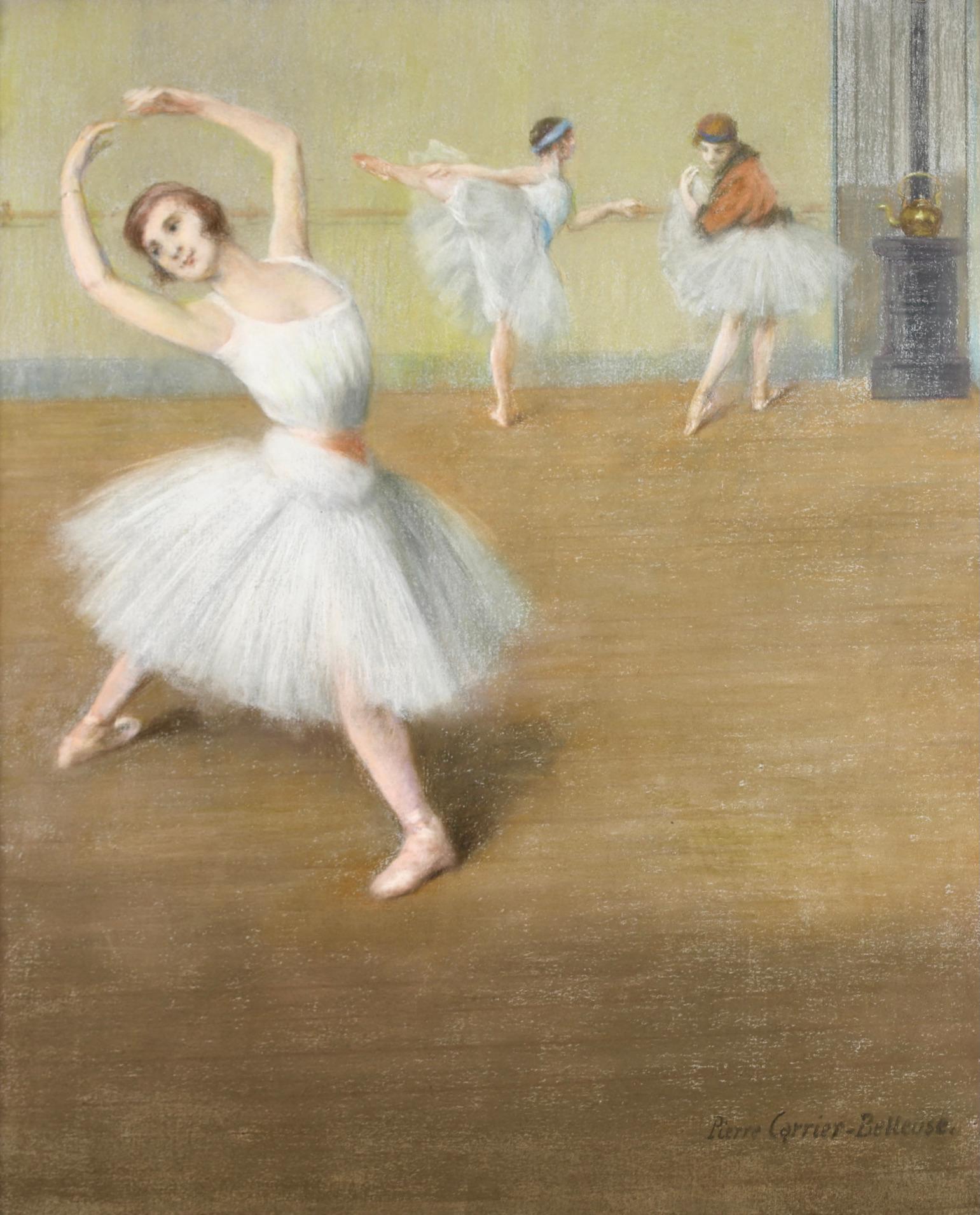 Pastel figurativo sobre lienzo firmado hacia 1910 por el pintor de género francés Pierre Carrier-Belleuse. La obra representa a tres bailarinas con tutús blancos, calentando en un estudio. Carrier-Belleuse fue contemporáneo de Edgar Degas y