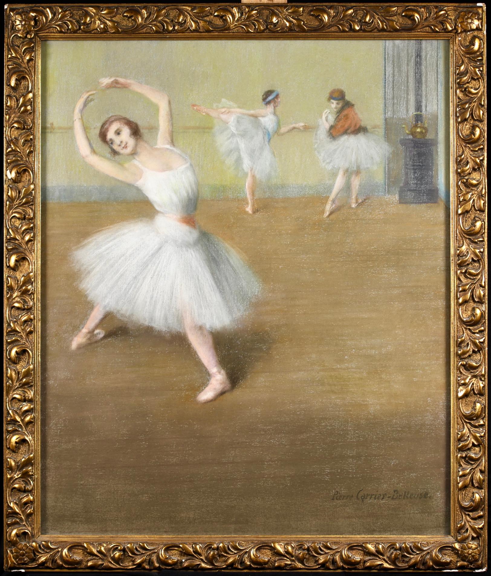 Signiertes figuratives Pastell auf Leinwand um 1910 des französischen Genremalers Pierre Carrier-Belleuse. Das Werk zeigt drei Ballerinas in weißen Tutus, die sich in einem Studio aufwärmen. Carrier-Belleuse war eine Zeitgenossin von Edgar Degas und