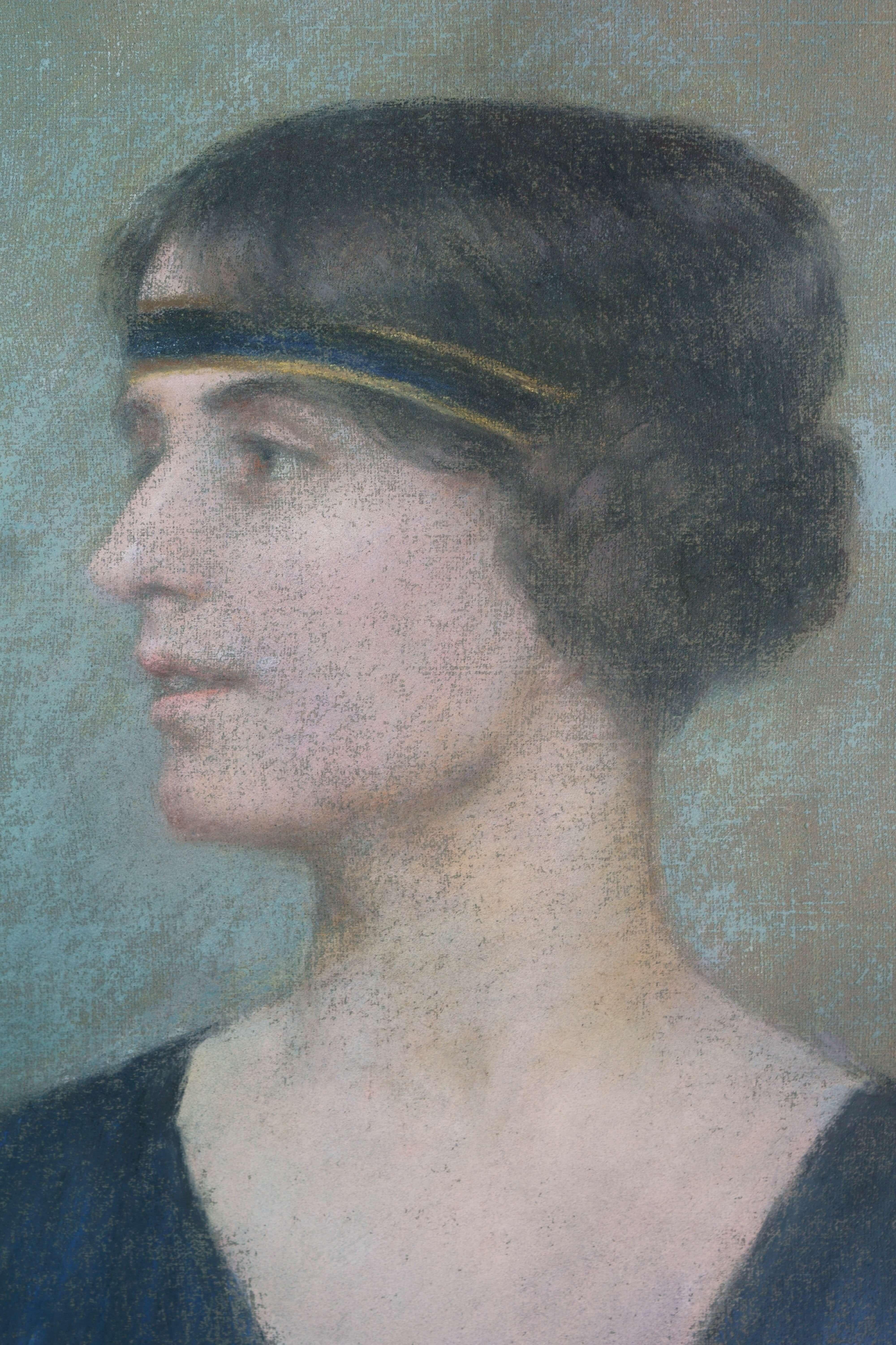 Retrato de una actriz París Belle Epoque Pastel Firmado Art Nouveau - Portrait Painting Gray de Pierre Carrier-Belleuse