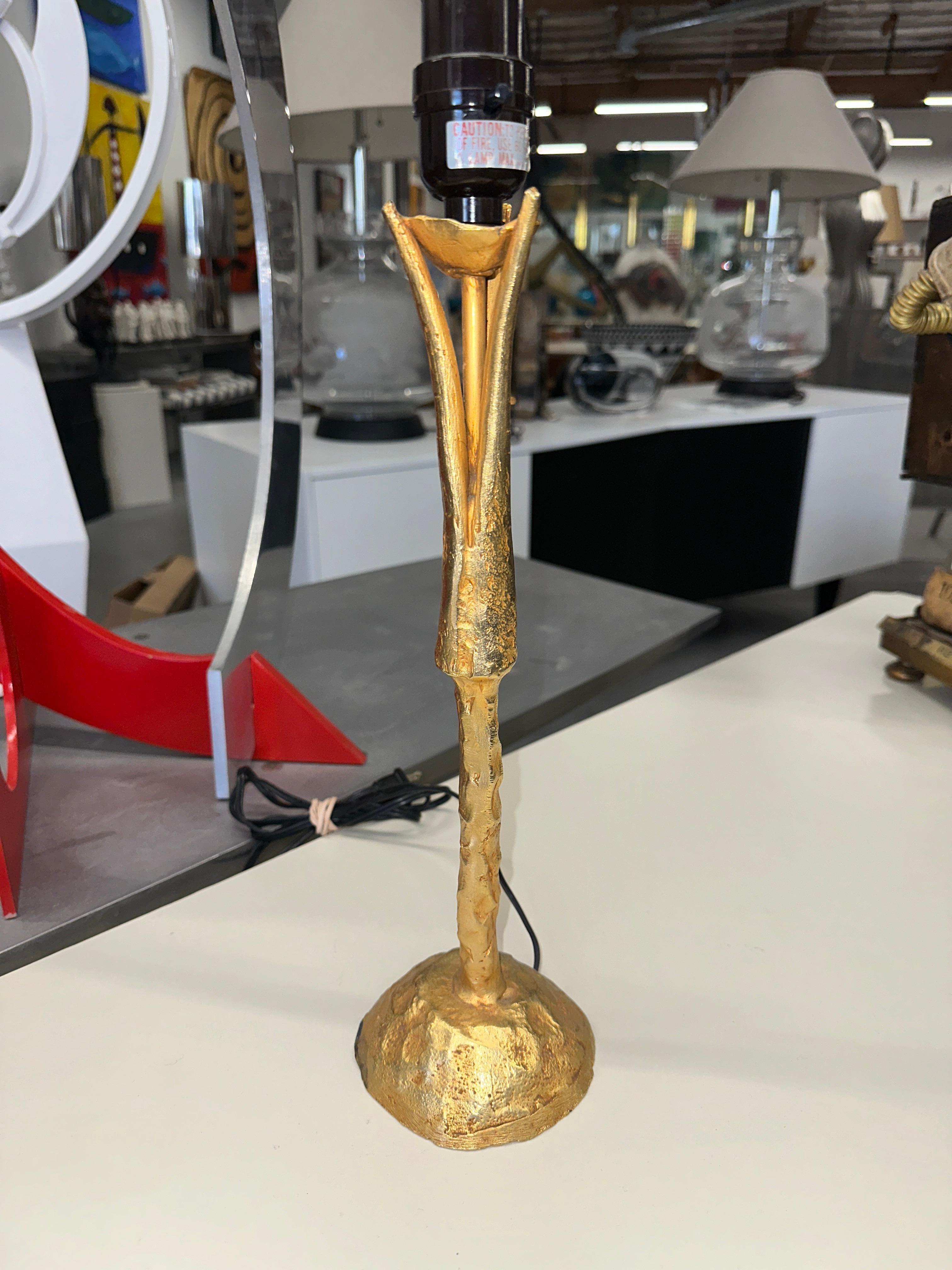 Magnifique lampe de table en métal doré conçue par le célèbre céramiste et sculpteur Pierre Casenove pour la société française Fondica. Livré avec un joli abat-jour à clipser. Les lampes datent de la fin des années 1990 ou du début des années 2000.