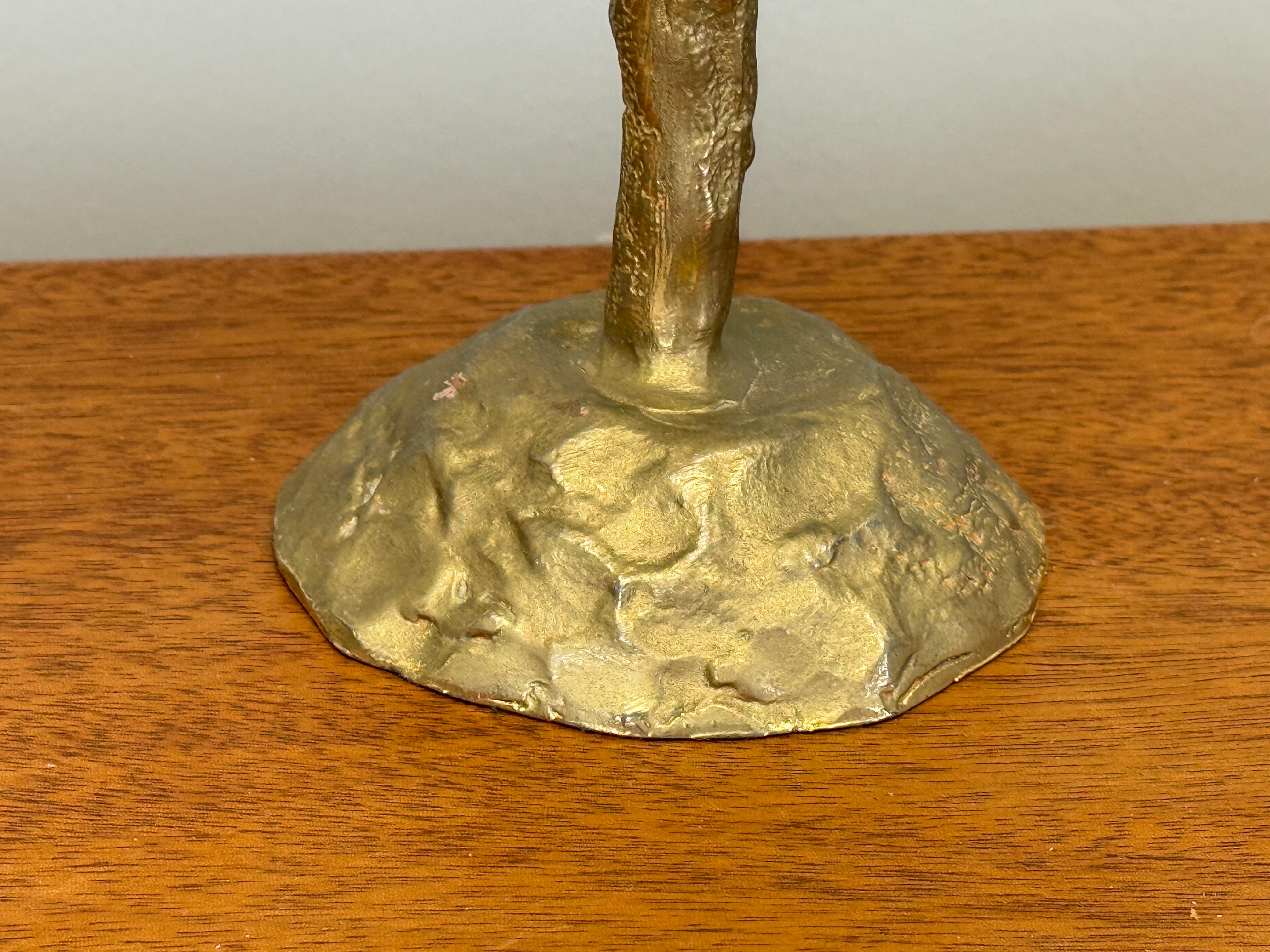 Lampe de table en bronze doré de Pierre Casenove pour Fondica, France. Abat-jour original à pince inclus. 