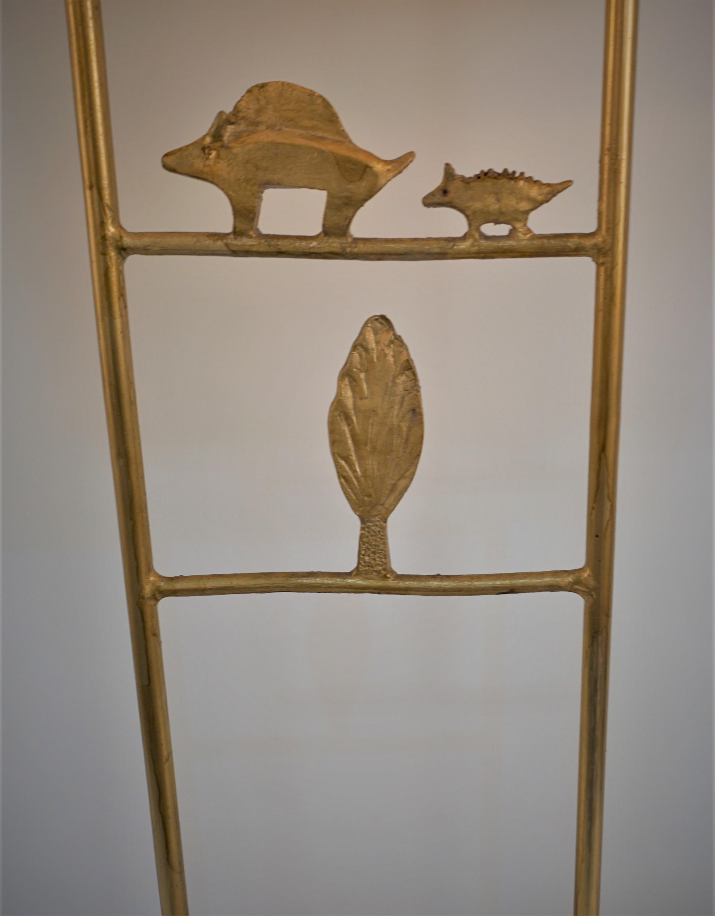 Magnifique lampe de table à abat-jour oblong en soie, en métal doré, des années 1990, conçue par l'artiste et sculpteur moderne Pierre Casenove pour la société française Fondica. 
Recâblage professionnel.
Les mesures comprennent l'abat-jour.