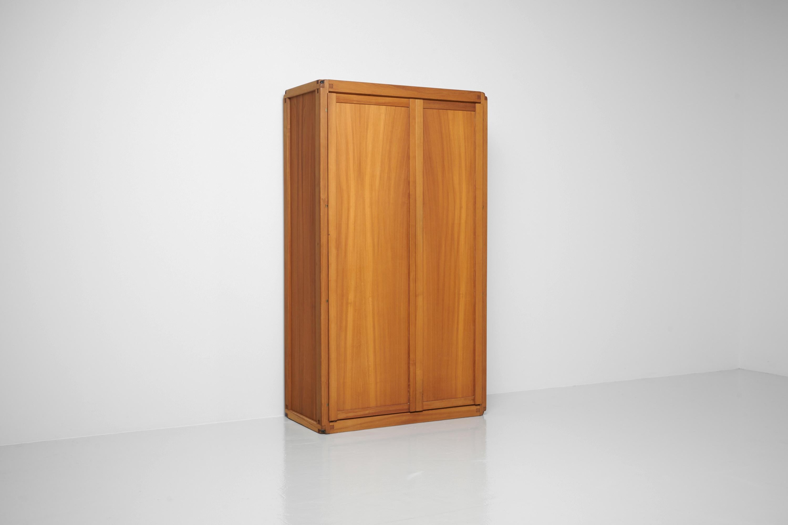 A very nice and minimal B10 wardrobe with adjustable shelves, designed by Pierre Chapo and was made in his own atelier in France, 1960. The B10 is one of the more familiar designs that Chapo made, as this was a modular principle what he designed,
