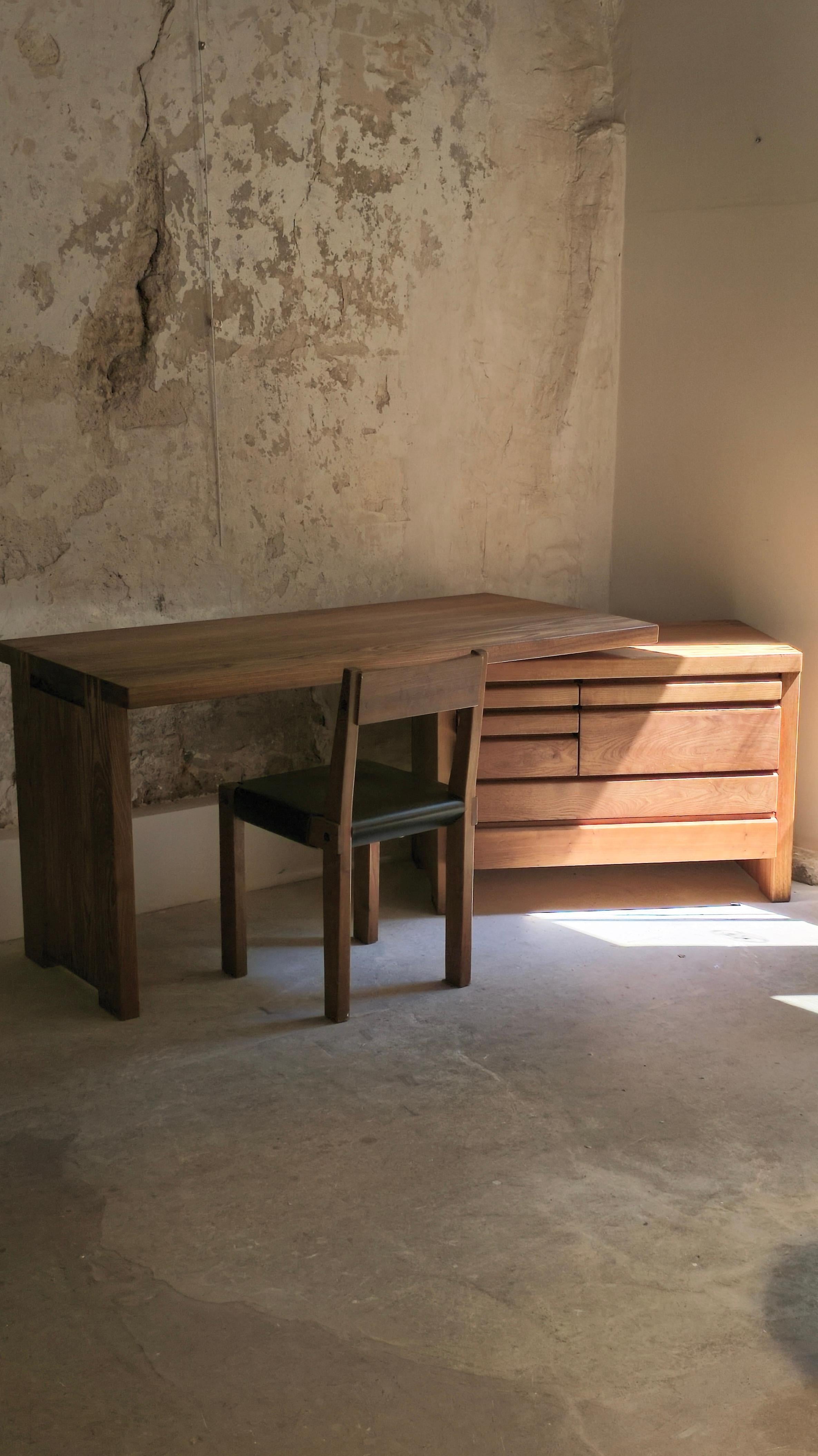Rara scrivania B19 di Pierre Chapo, progettata alla fine degli anni '60 e realizzata in olmo francese massiccio. Questo pezzo architettonico presenta il caratteristico mix di funzionalità e artigianalità di Chapo: un piano fluttuante a forma di L