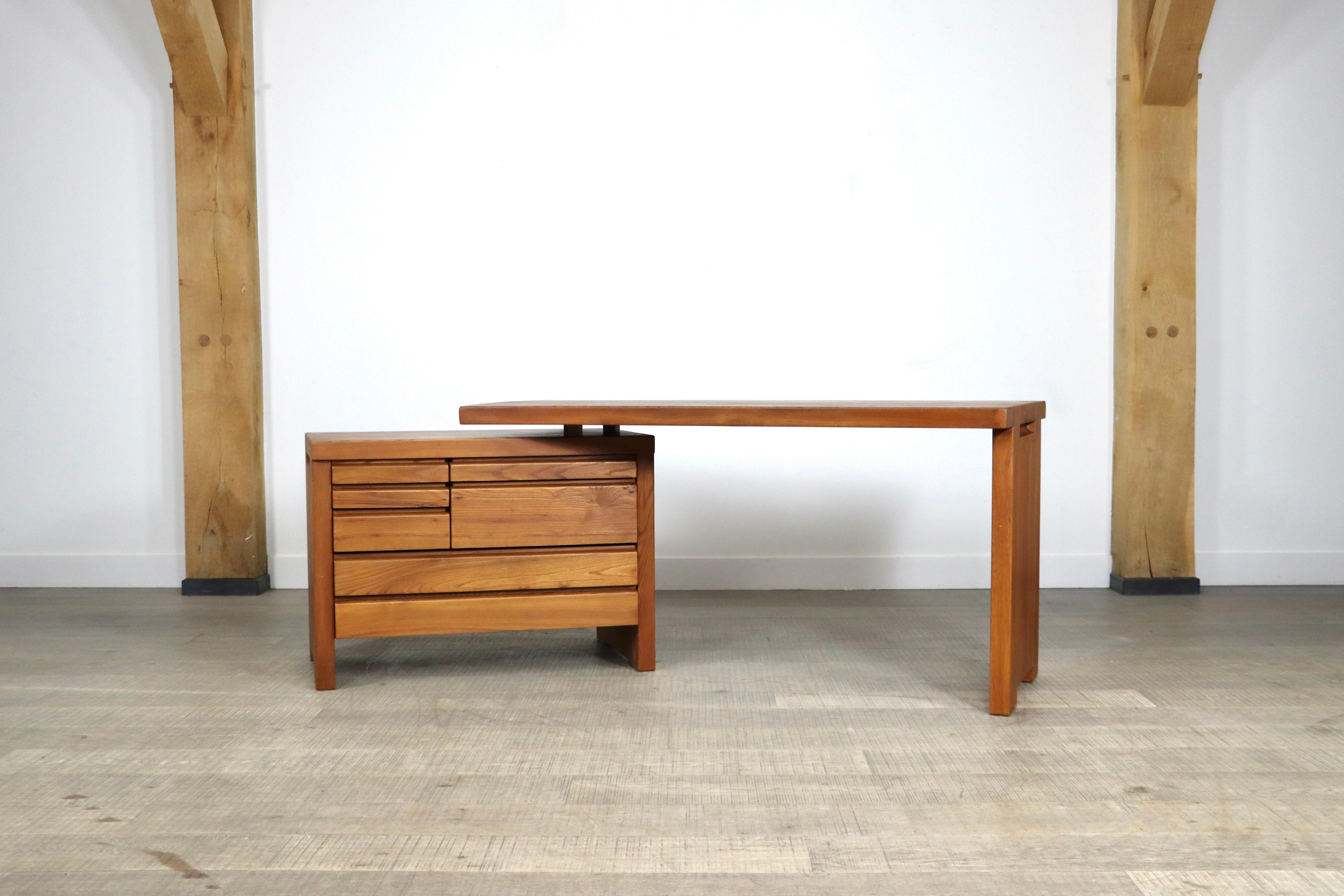 Stunning solid elmwood desk by the French designer Pierre Chapo. With characteristic wood-joints, which are Chapo's trademark. The B19 desk is a desk that can be freestanding, as the drawers can be placed to your personal liking, both in the front