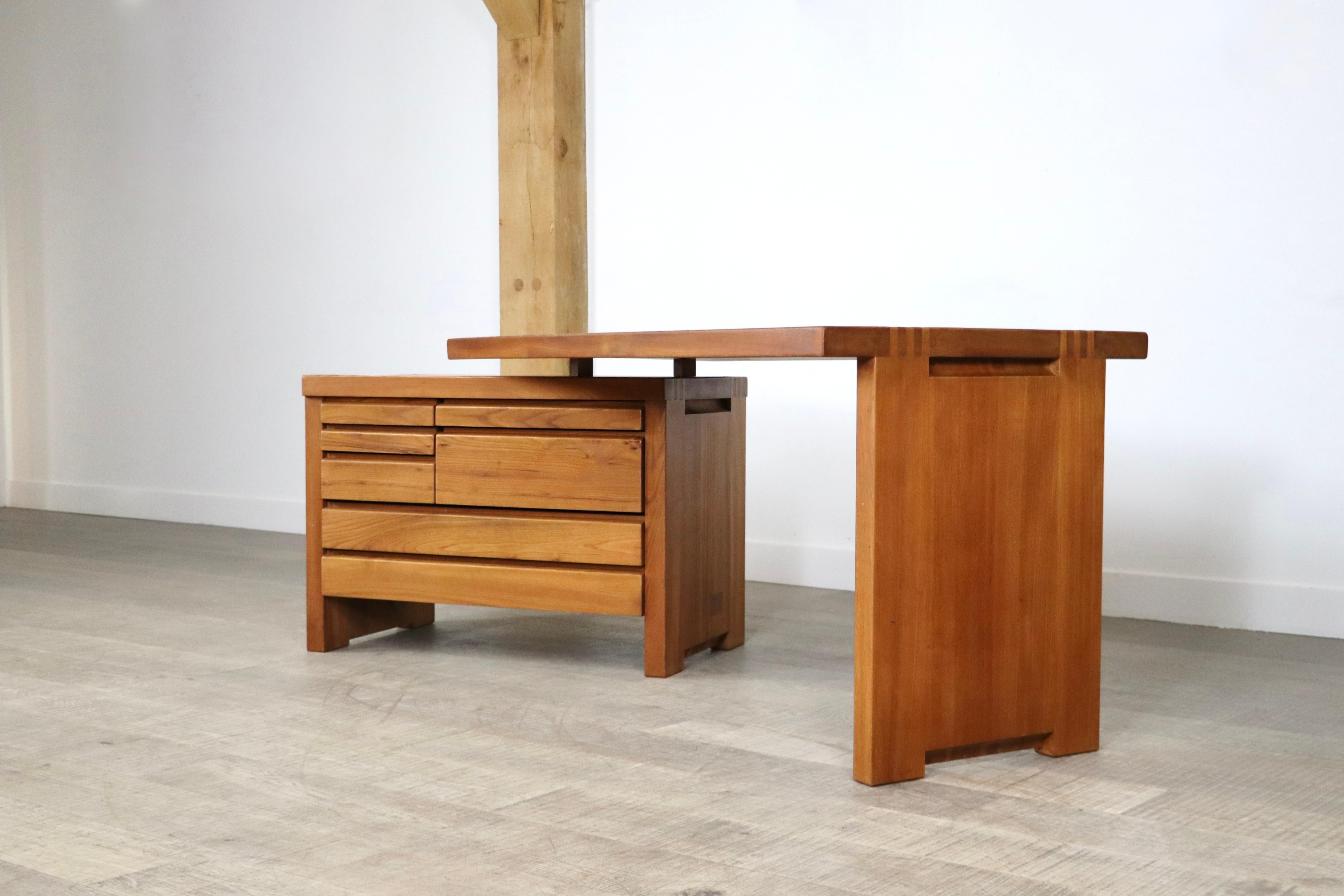 Bureau B19 de Pierre Chapo en orme massif, France, années 1960 Bon état à ABCOUDE, UT