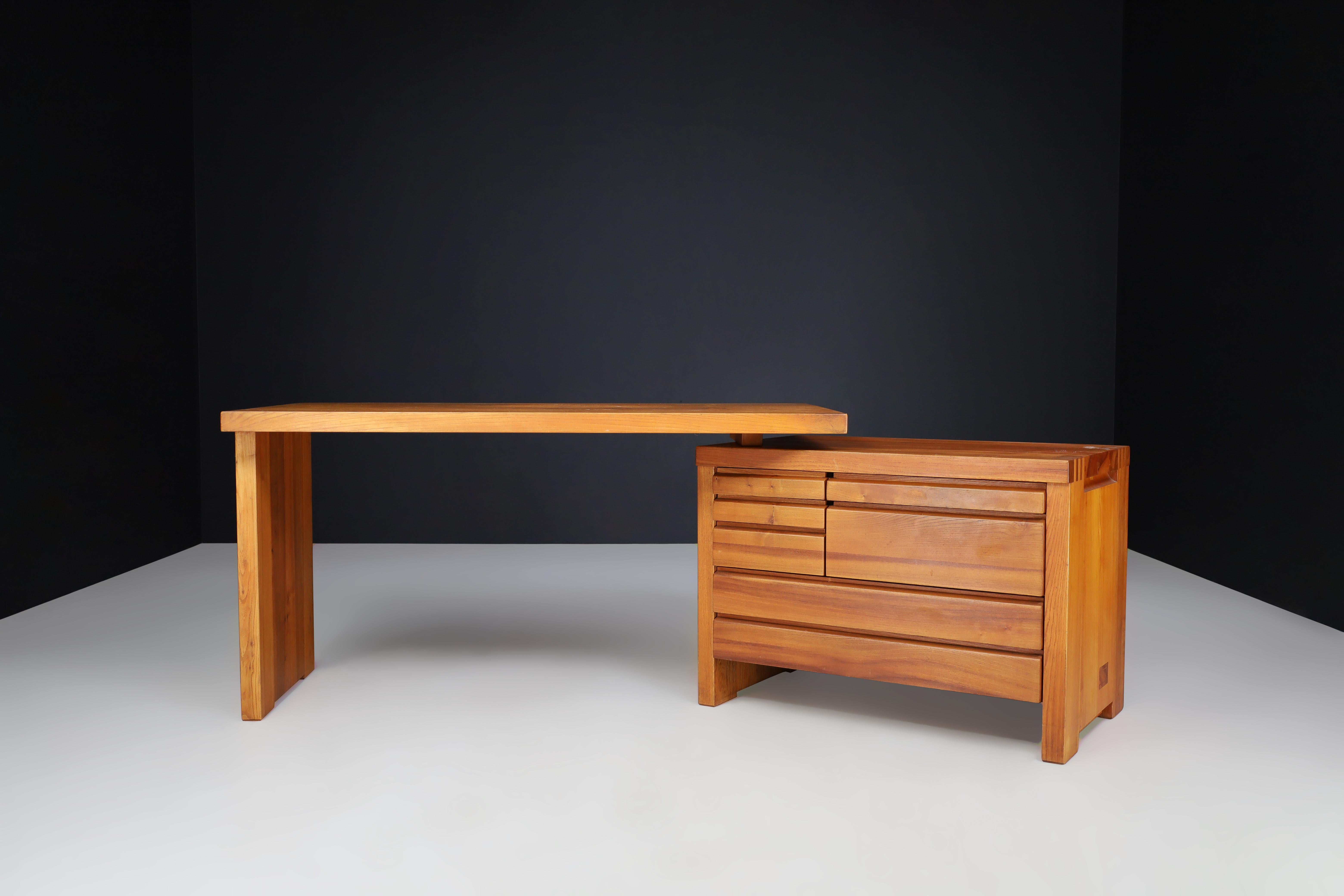 Pierre Chapo B19 Writing Desk in Patinated Solid Elm, France 1960s

This patinated Pierre Chapo B19 writing desk is made of Elmwood and was crafted in France in 1960. It was designed and manufactured by Pierre Chapo in his own atelier in Gordes. The