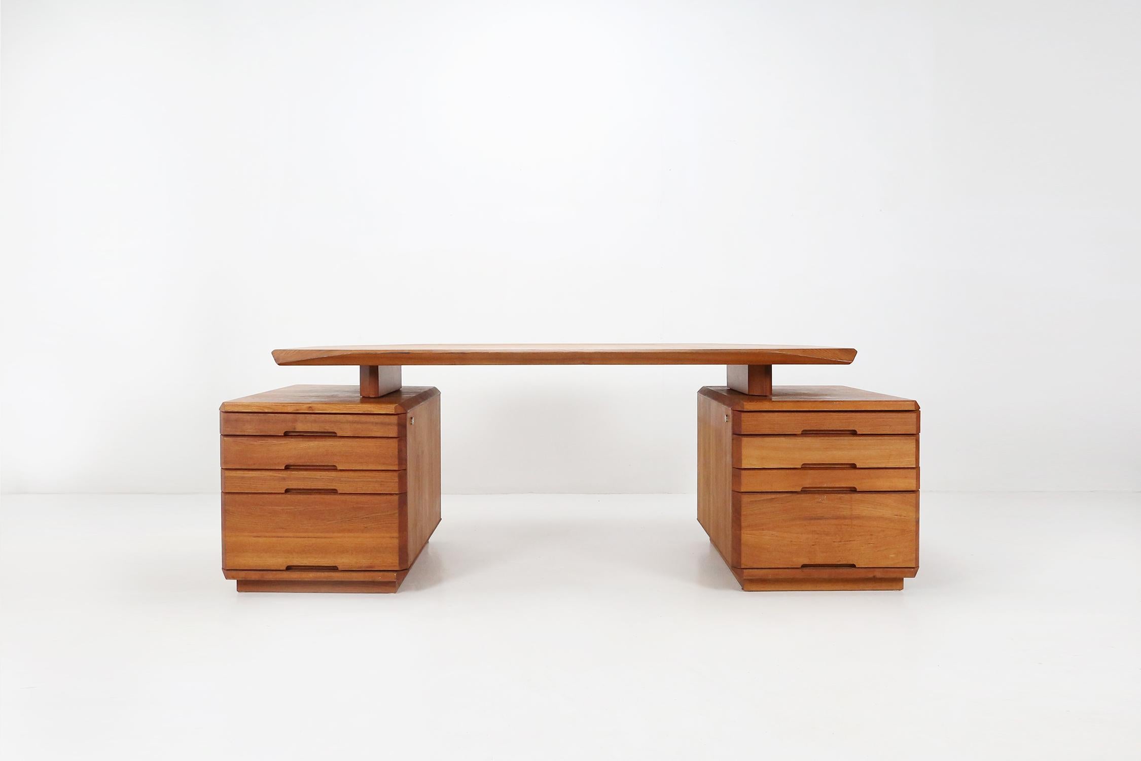 Desk B40 by French designer Pierre Chapo.
Designed in the 1980 with wonderfully edged floating desk top and two drawer cabinets in solid elm wood.
This rarely seen desk is in great condition with a nice all-over patina.

This desk can be placed