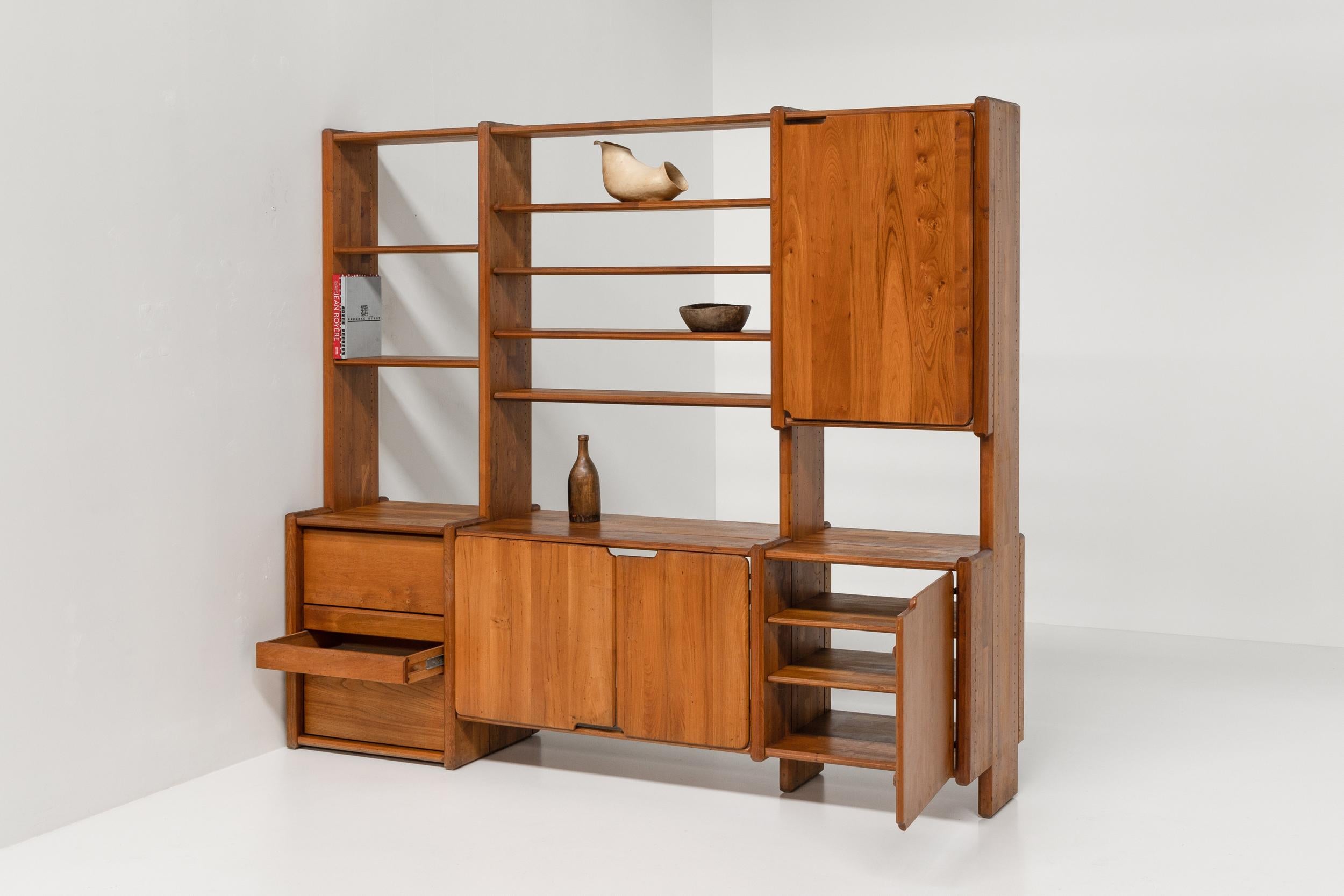 Pierre Chapo; Book Case; Shelves; Storage unit; Solid Elm; French; 1970's; French craftsmanship; 

French mid-century modern adjustable book- or showcase in solid elm by Pierre Chapo. This bookcase is exceptionally well crafted, it has a
