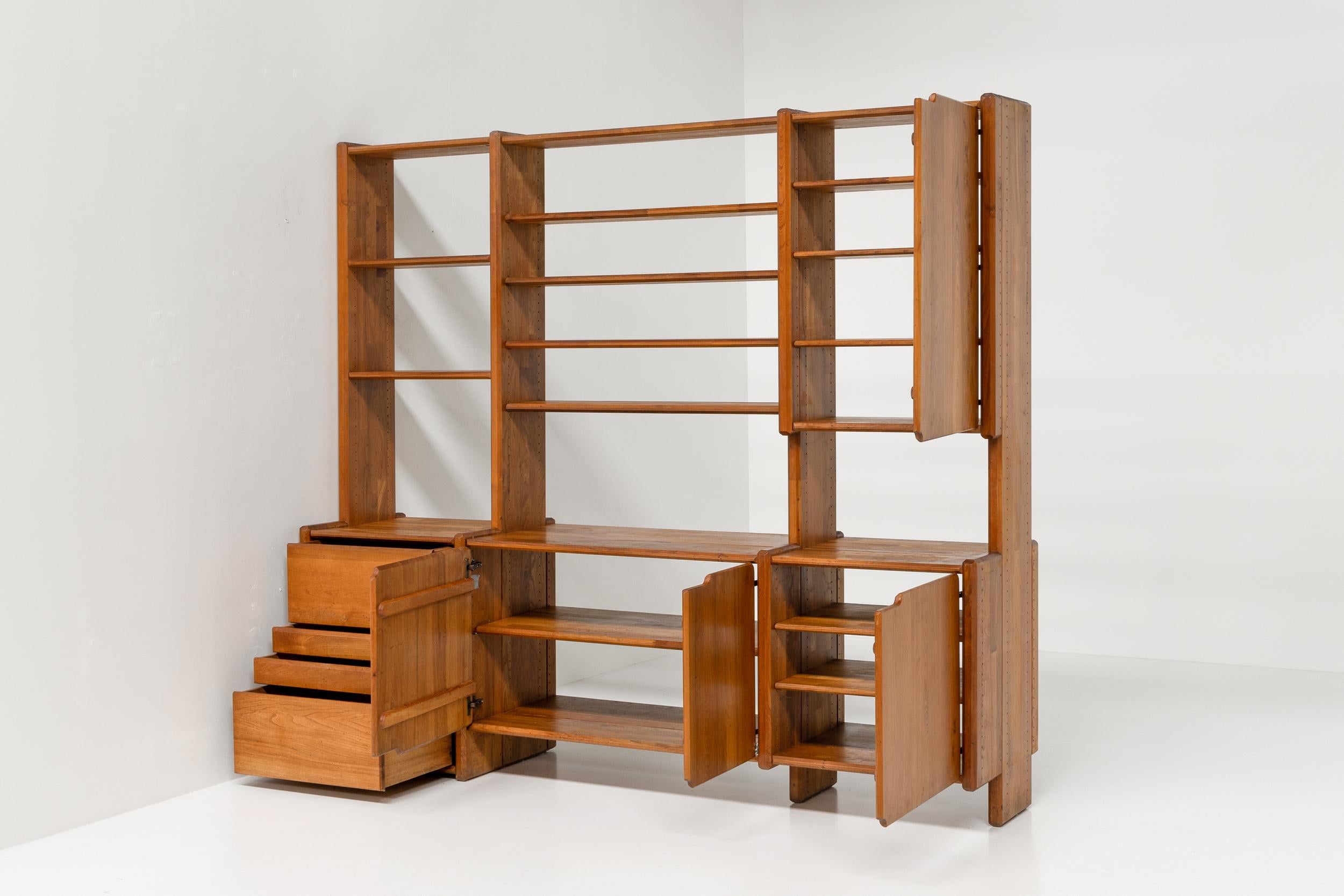 Pierre Chapo Book Case in Solid Elm, Shelves, French, Mid-Century Modern, 1970's In Excellent Condition In Antwerp, BE