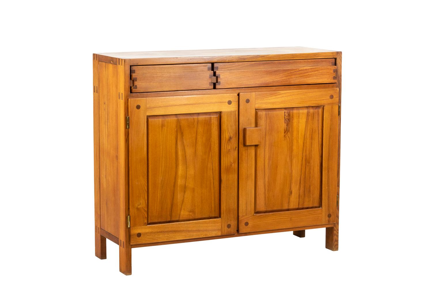 Pierre Chapo, signed.

Little rectangular buffet at support height in natural elm opening by two drawers and two door leaves.

French work realized in 1978.

Model R07.

Source : Hugues Magen (dir.), Pierre Chapo, A modern craftsman, New