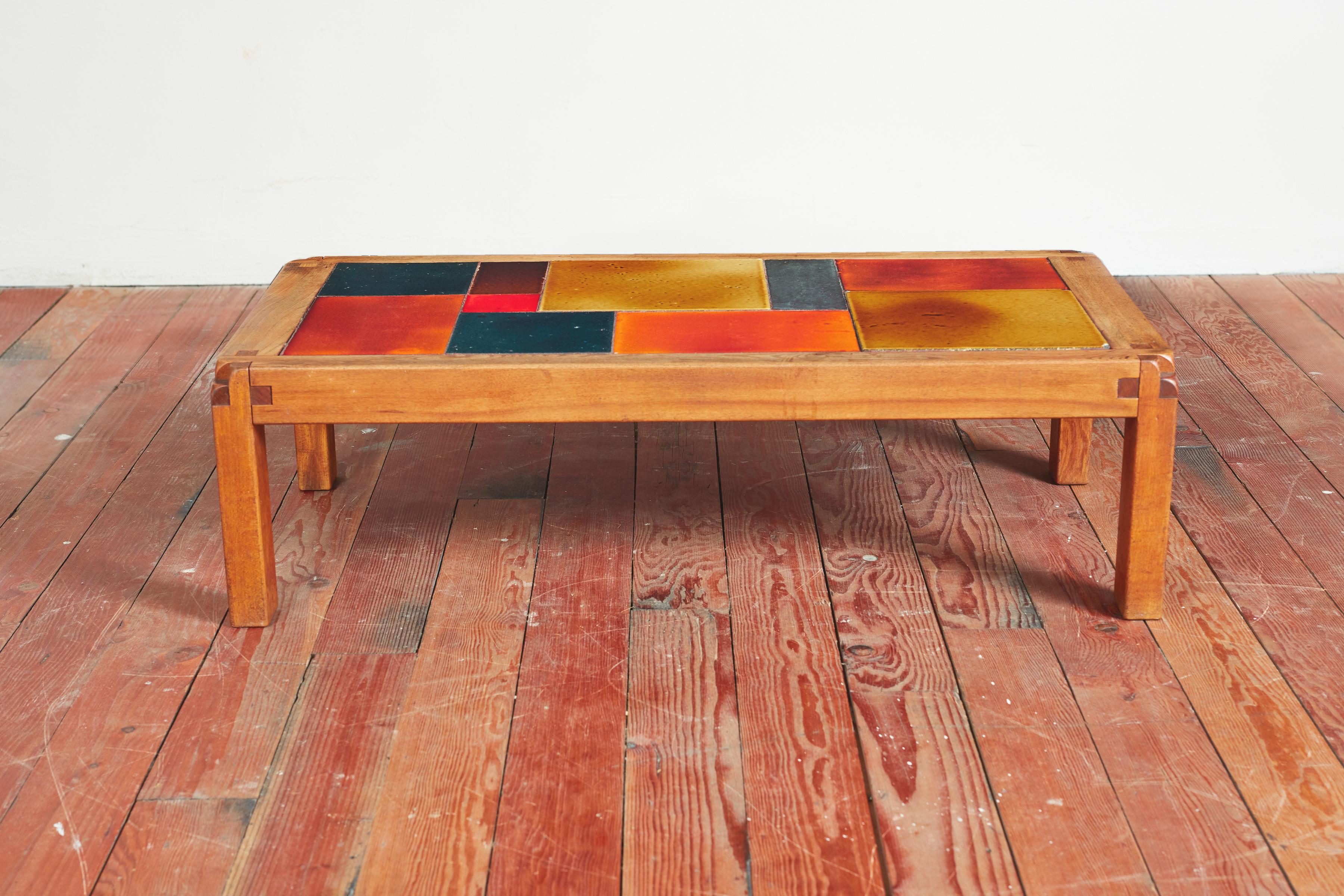 Table basse Pierre Chapo avec carreaux de céramique et bois d'orme.
La menuiserie est une signature et la palette de couleurs est d'une grande richesse. 