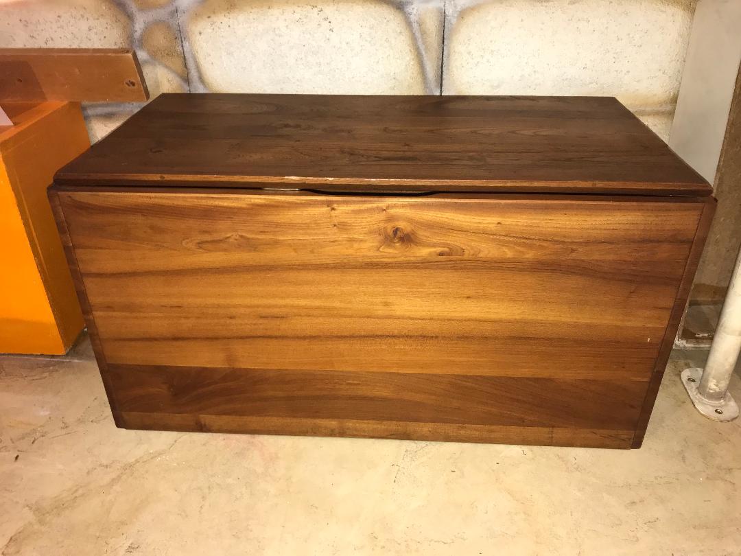 Pierre Chapo chest
plain elmwood
can be placed horizontal or vertical
really good condition
Measures: 47 x 87 x 43 cms,
circa 1980.


 