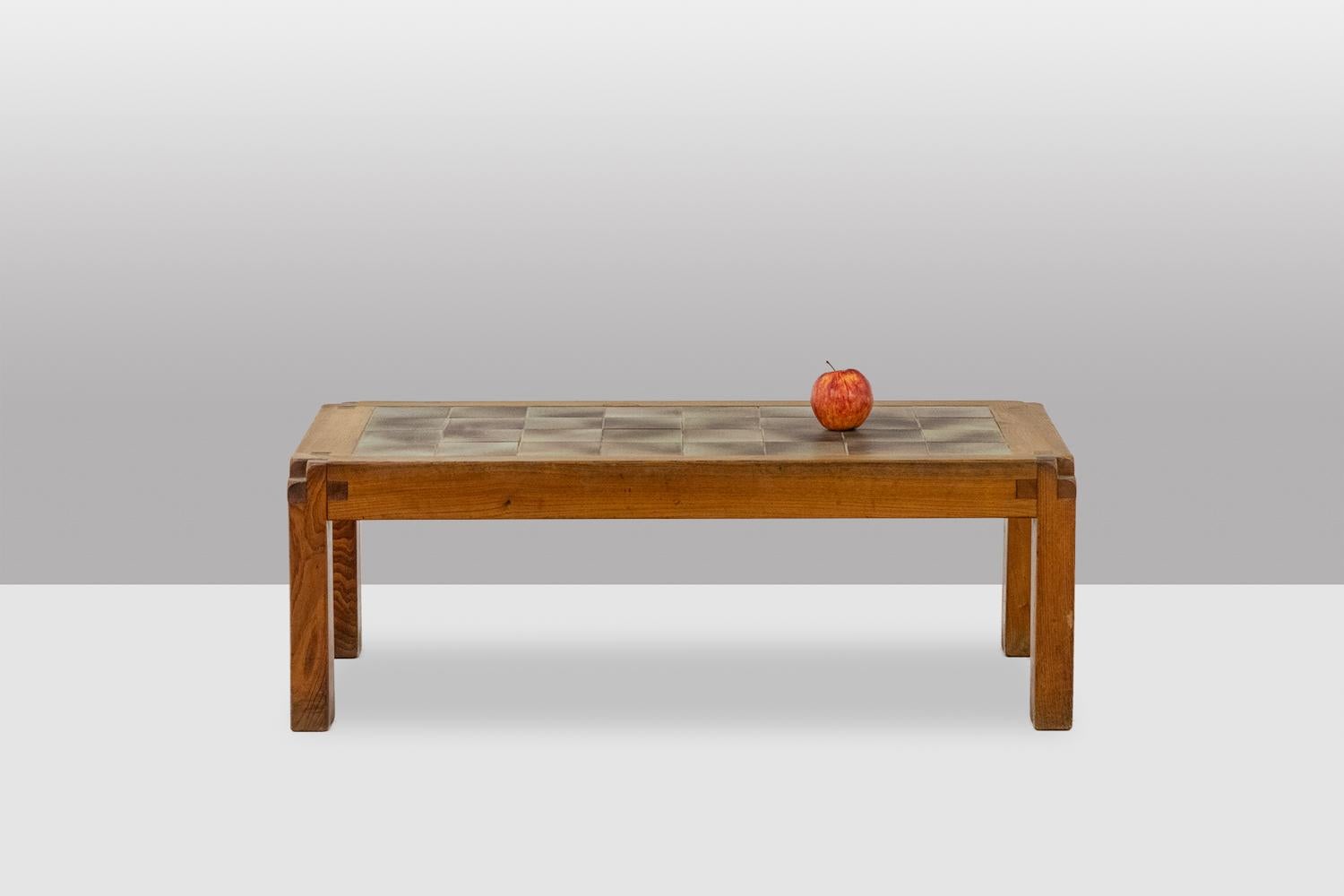 Pierre Chapo
Rectangular coffee table in solid blond elm with ceramic top. Straight-leg wooden base. Ceramic tiles in shades of beige and brown.
Made in France in the 1960s.
Dimensions: H 13.4 in x W 37.5 in x D 19.7 in
Reference: LS62811458