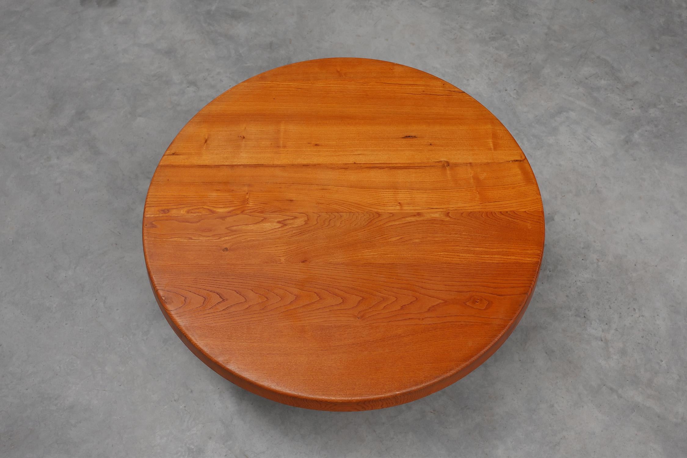 France / 1976 / Coffee table / Chapo / T02M / Elm wood / Mid Century

A striking example of Pierre Chapo’s masterful craftsmanship, this T02M coffee table, designed and produced in 1976, embodies the timeless harmony between material, form, and