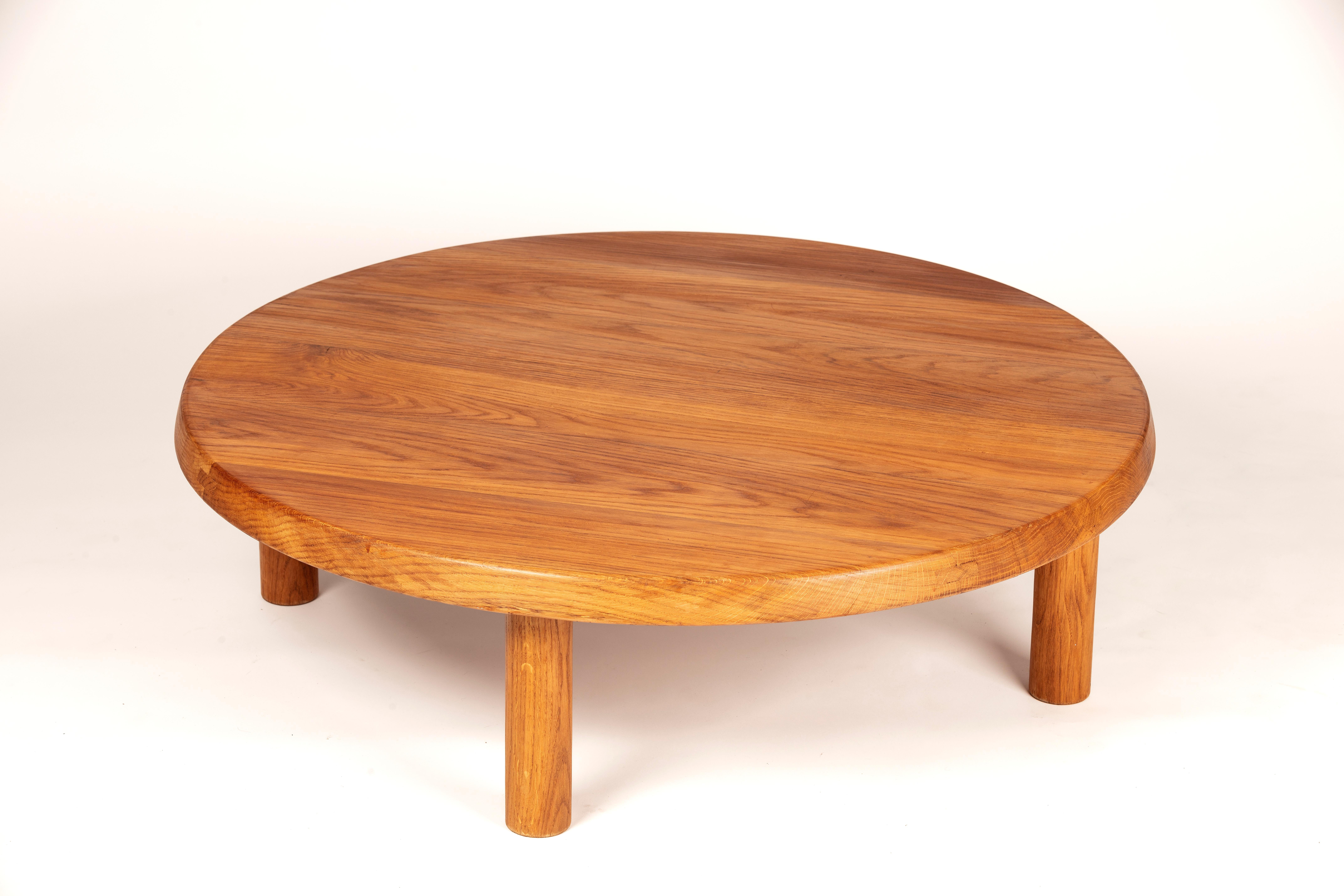Pierre Chapo original 60's French oak coffee table T02 L 114 cm diameter. 
Créée en 1963, la table T02 se distingue par ses formes arrondies. Issue de la première génération de meubles Chapo de 1958 à 1968, la table T02 est le fruit d'une réflexion