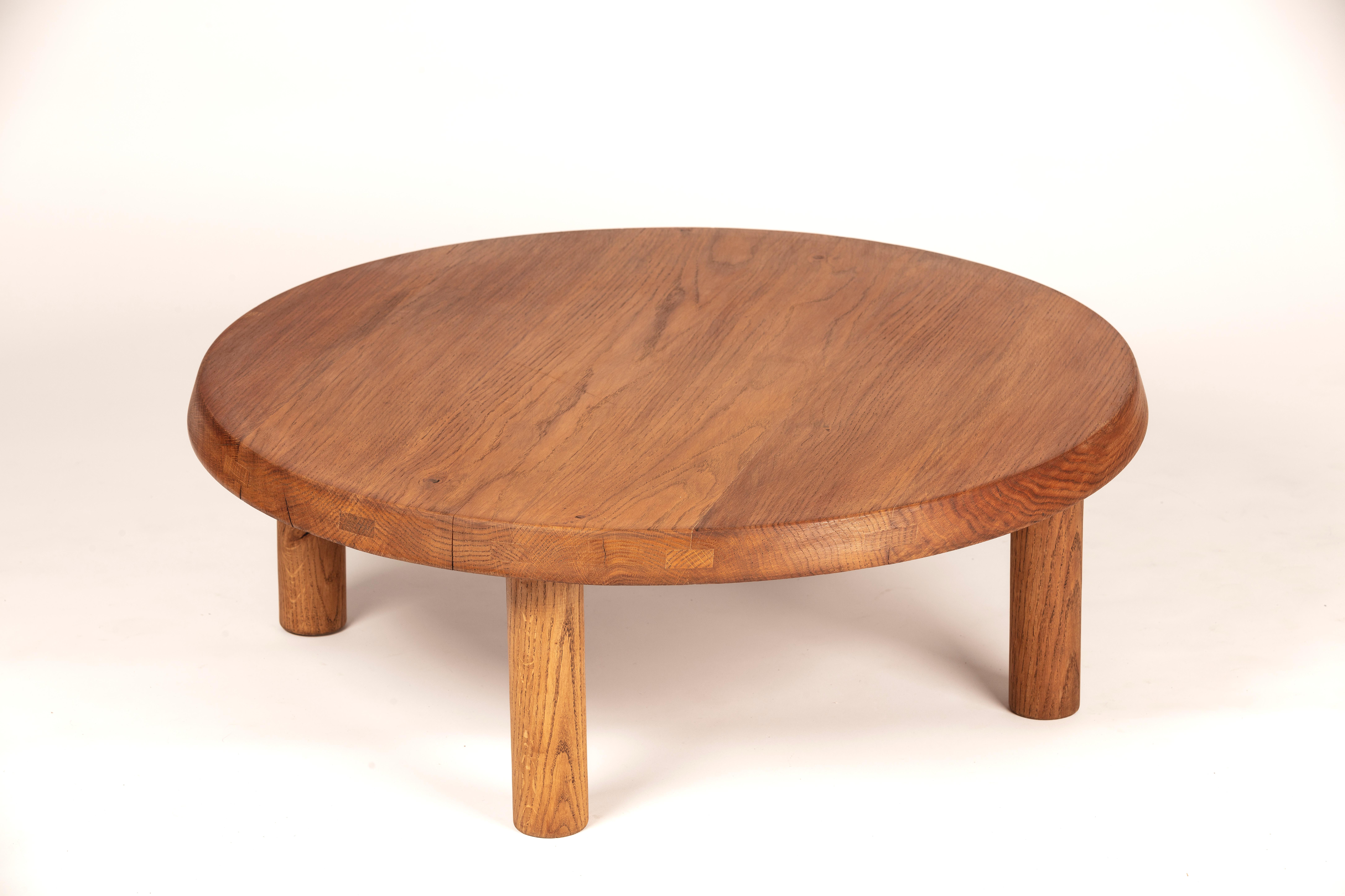 Pierre Chapo original 60's French oak coffee table T02.  
Créée en 1963, la table T02 se distingue par ses formes arrondies. Issue de la première génération de meubles Chapo de 1958 à 1968, la table T02 est le fruit d'une réflexion sur l'évolution