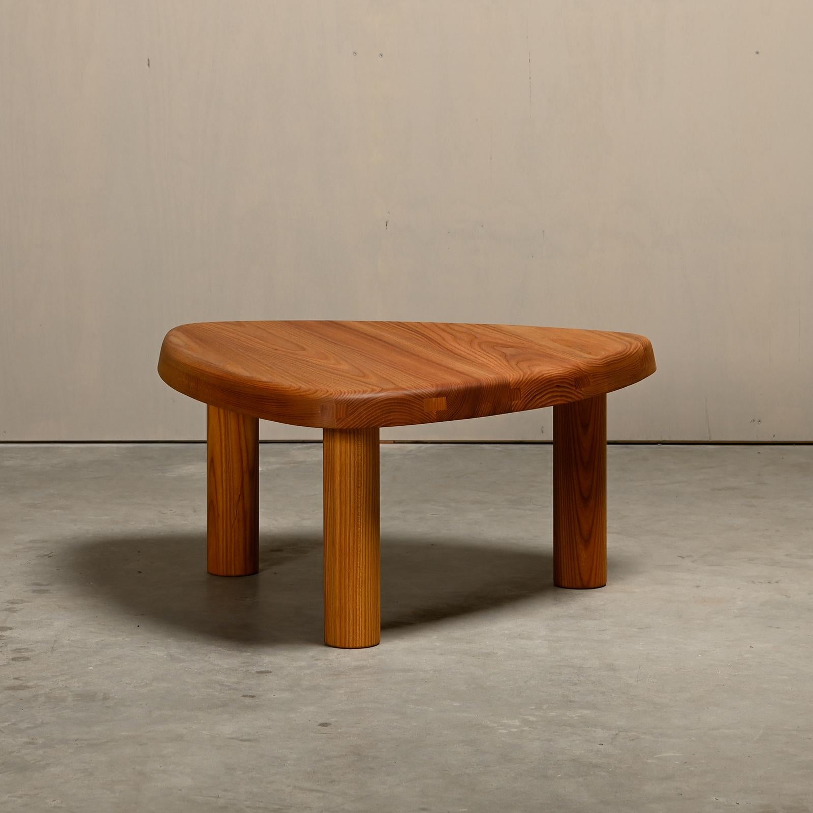 Table basse T23 (Modèle A) conçue par Pierre Chapo vers 1960 et fabriquée par Chapo Création en France, 2024. Bois d'orme massif fini à l'huile naturelle. Excellent état d'origine et signé du cachet de fabrication. Cette table peut également être