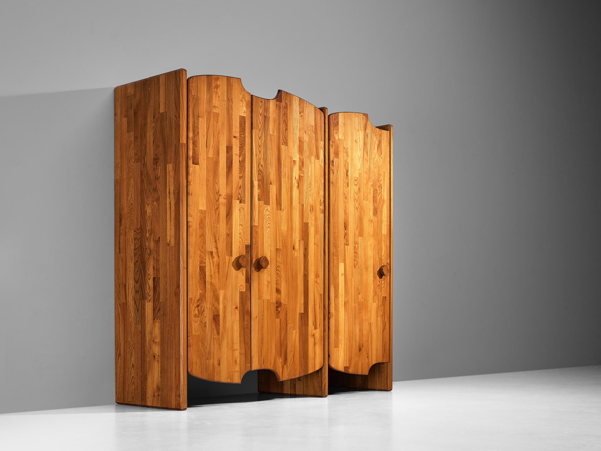 Pierre Chapo, wardrobe from the series 'Chacc', elm, brass, France, 1979-1989

Unique highboard designed by Pierre Chapo for a private client. This piece easily catches the eye of the viewer with its rhythmic, asymmetrical doors. The three doors